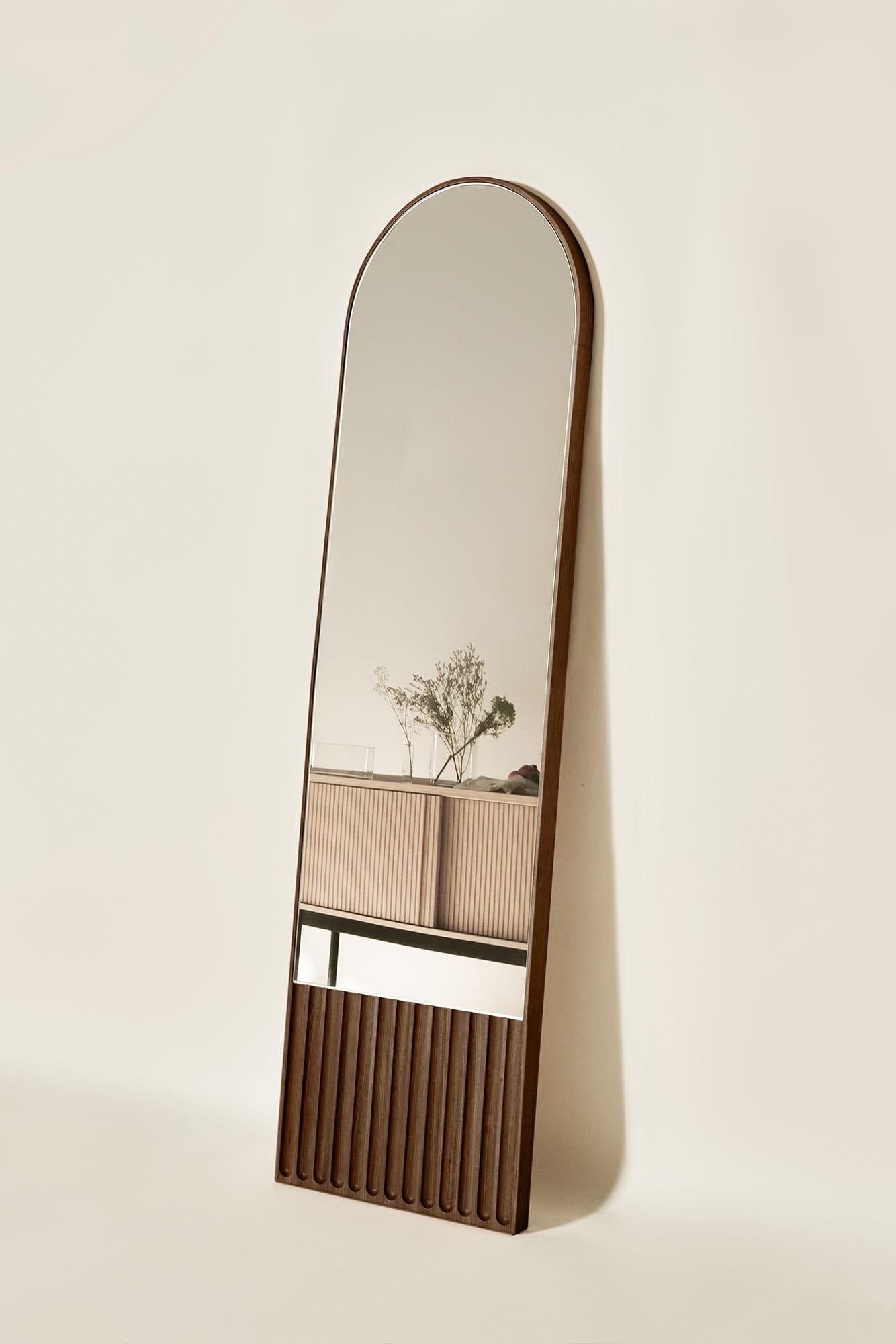 Die Tutto Sesto-Spiegel sind Teil der Kollektion 2023 zeitgenössischer Massivholzmöbel. Die aus dem Dialog zwischen Dale Italia und Cono Studio hervorgegangene Produktreihe zeichnet sich durch eine essentielle Ästhetik aus, die im Einklang mit den