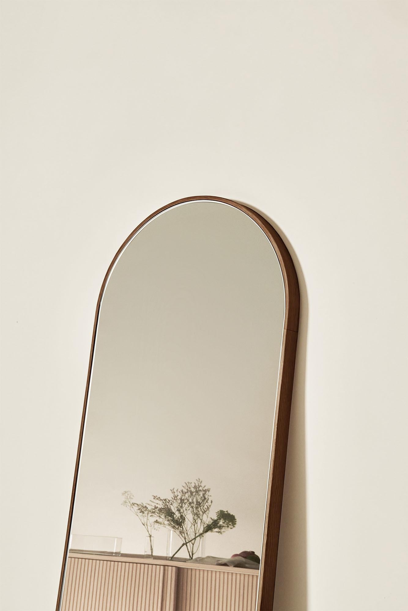 Moderne Miroir ovale Tutto Sesto en bois massif, finition frêne marron, contemporain en vente