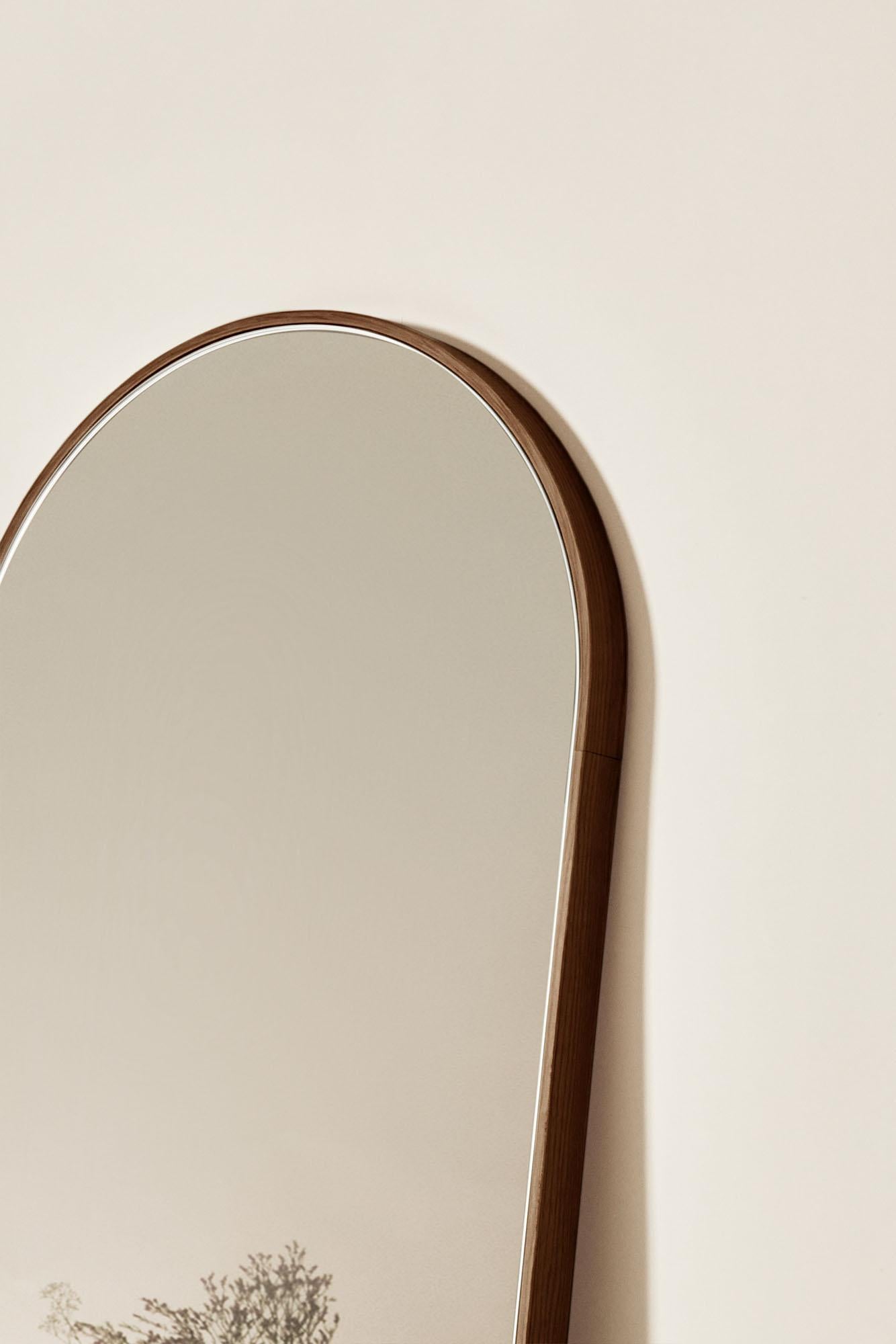 italien Miroir ovale Tutto Sesto en bois massif, finition frêne marron, contemporain en vente