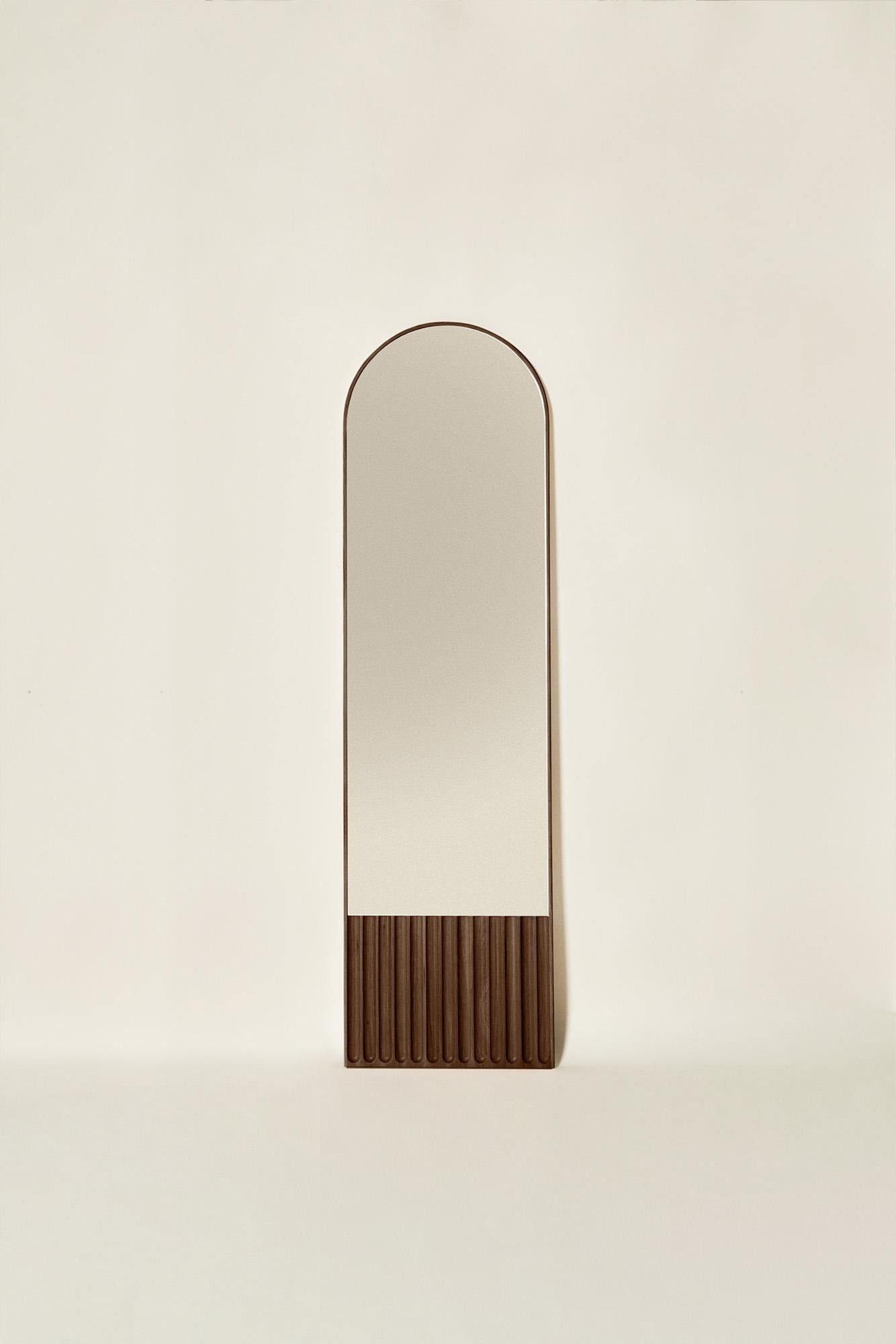 Sesto, ovaler Spiegel aus Massivholz, Esche in brauner Oberfläche, zeitgenössisch im Zustand „Neu“ im Angebot in Cadeglioppi de Oppeano, VR