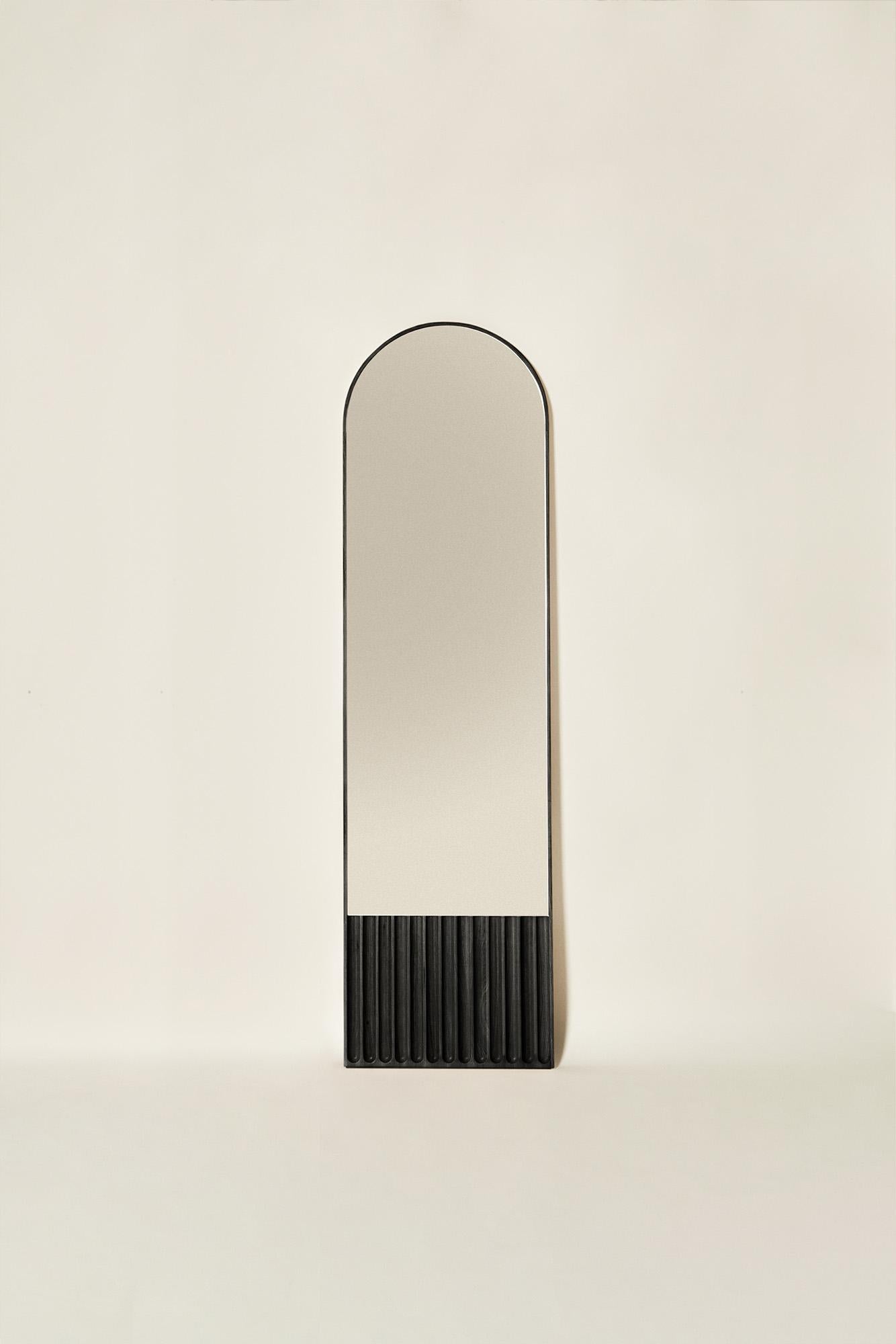 Tutto Sesto Specchio ovale in legno massiccio, frassino con finitura marrone, contemporaneo in vendita 1