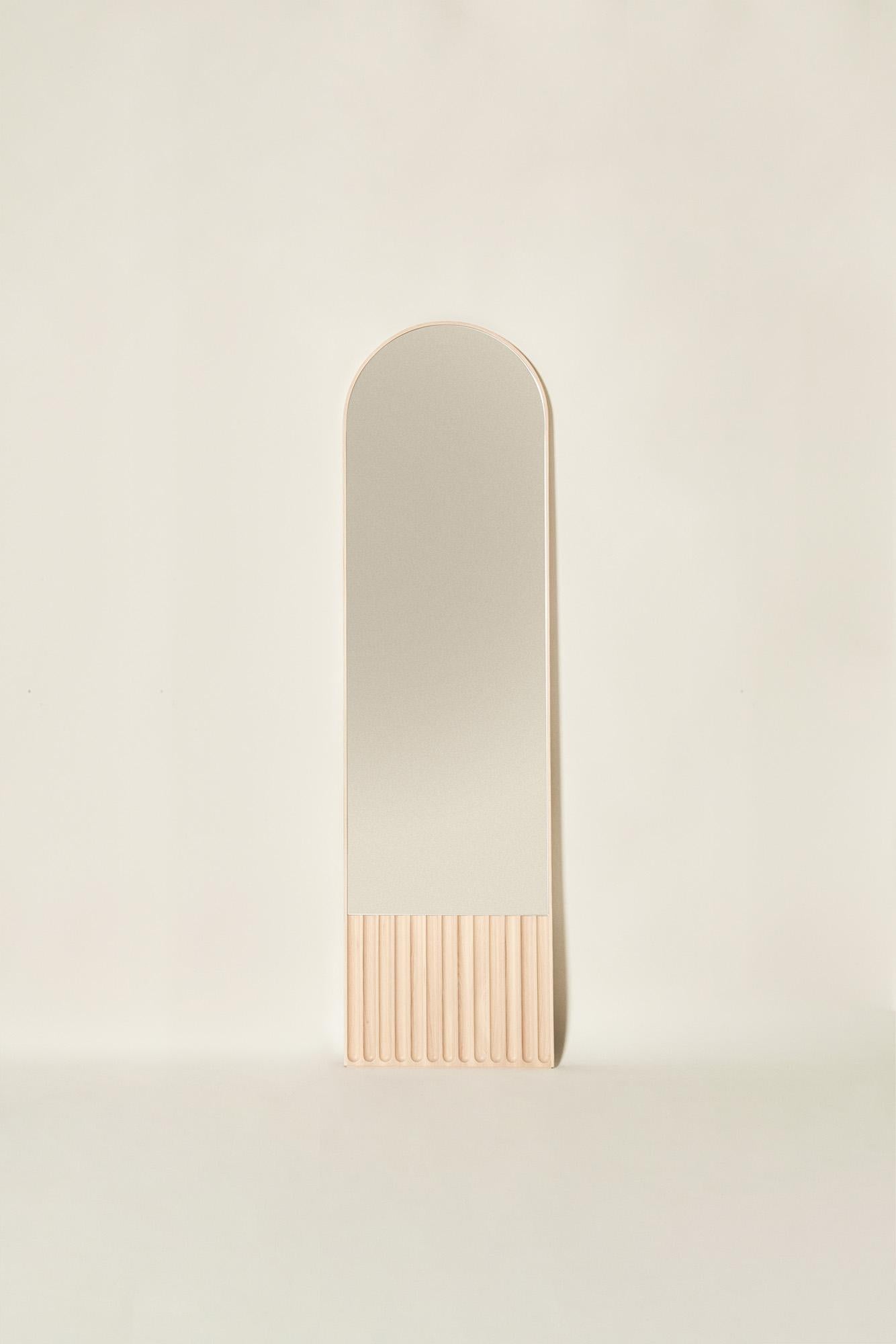 Frêne Miroir ovale Tutto Sesto en bois massif, finition frêne marron, contemporain en vente