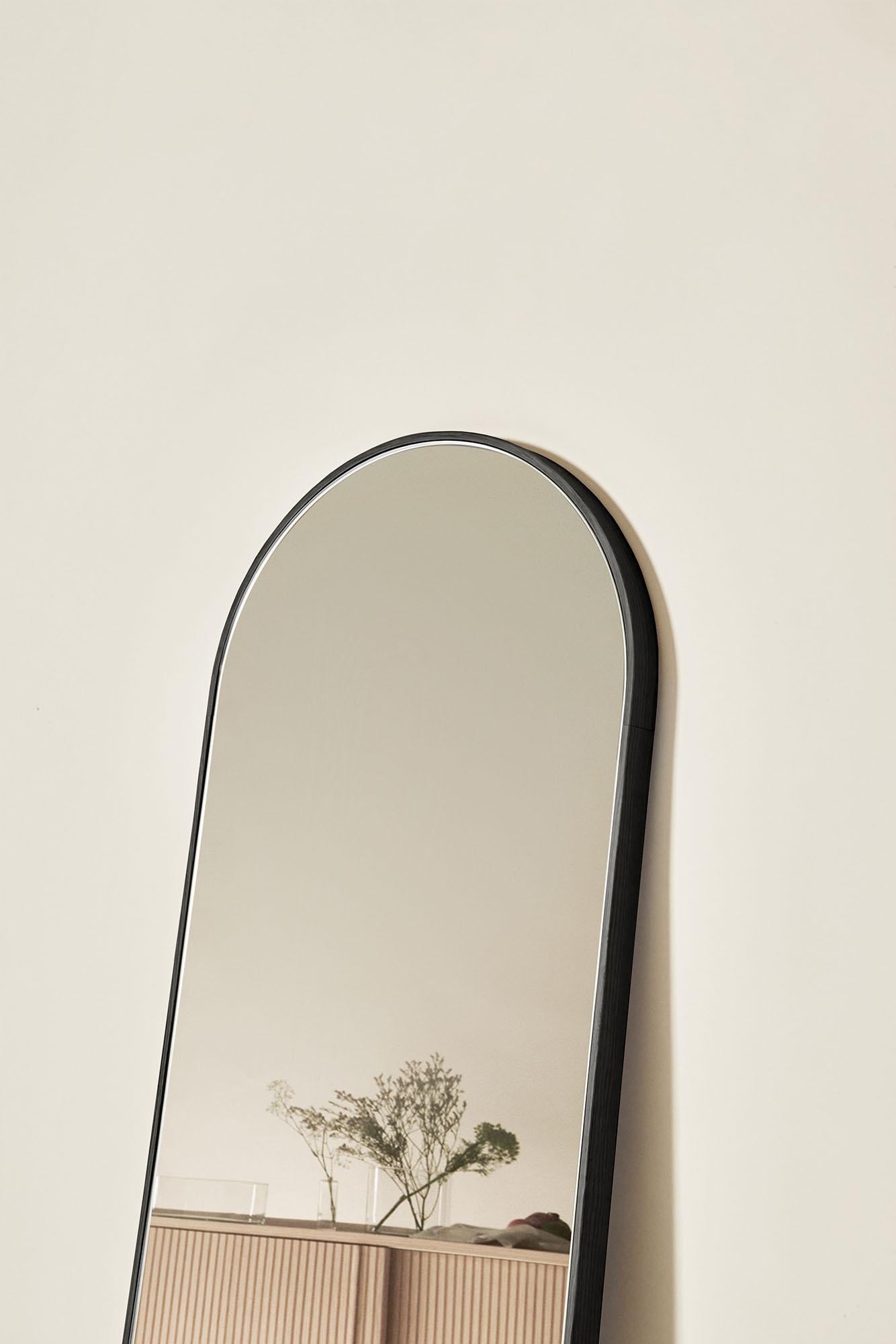 Sesto Ovaler Spiegel aus Massivholz, Eschenholz in schwarzer Oberfläche, zeitgenössisch (Moderne) im Angebot