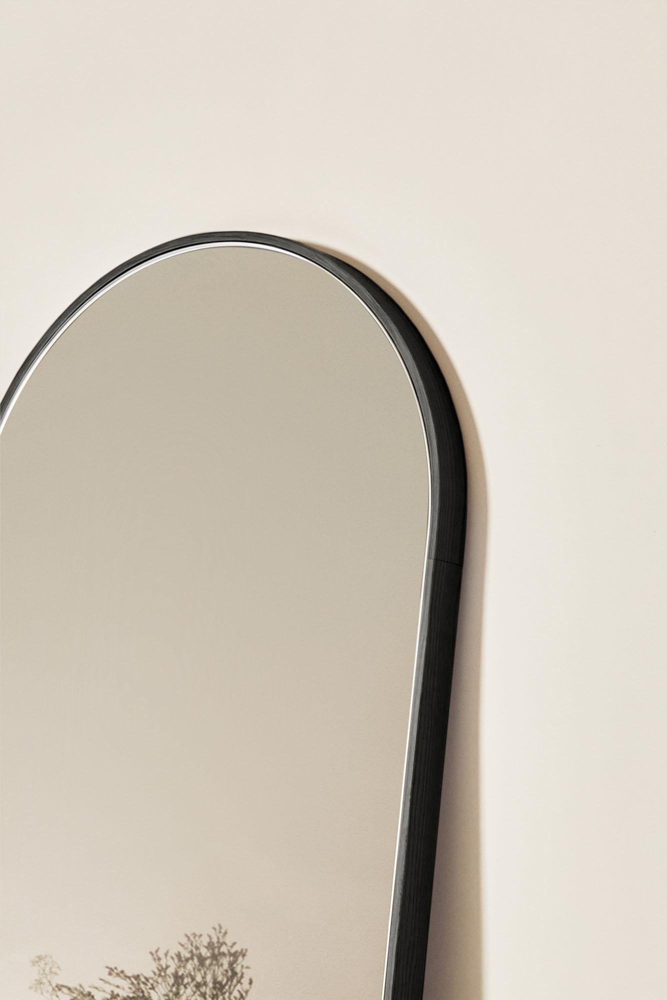 italien Miroir ovale Tutto Sesto en bois massif, finition en frêne noir, contemporain en vente