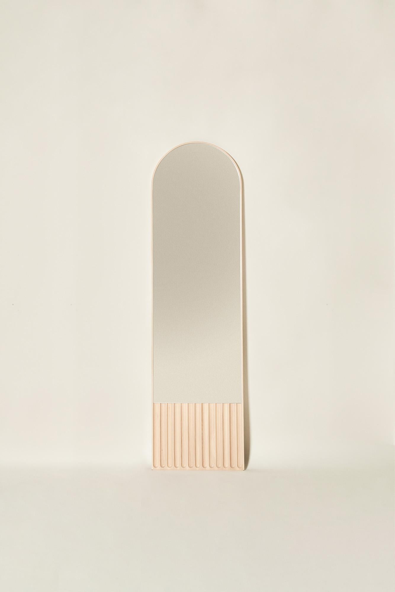 Sesto Ovaler Spiegel aus Massivholz, Eschenholz in schwarzer Oberfläche, zeitgenössisch (21. Jahrhundert und zeitgenössisch) im Angebot