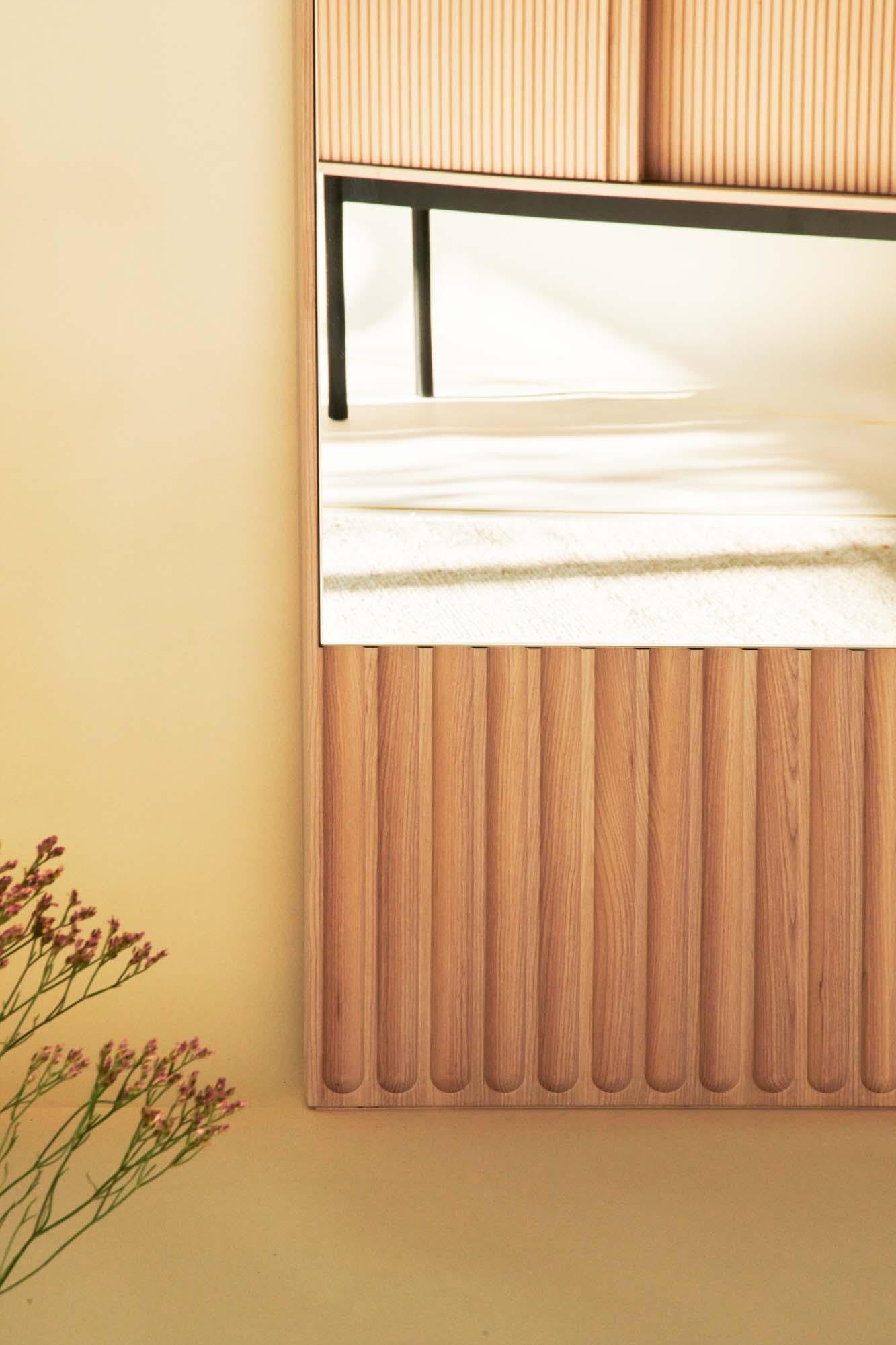 Sesto Ovaler Spiegel aus Massivholz, Eschenholz in natürlicher Oberfläche, zeitgenössisch (Moderne) im Angebot