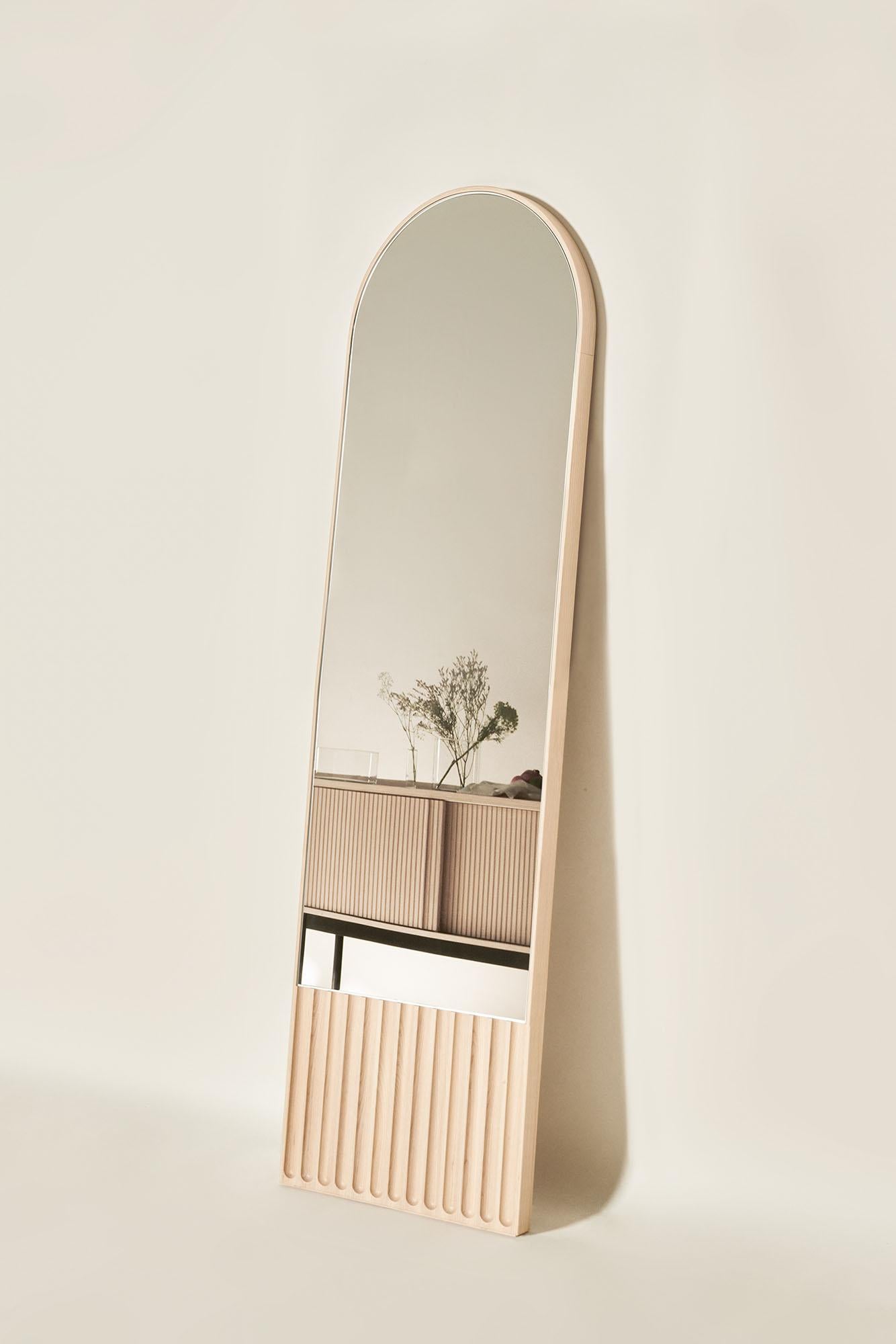 Sesto Ovaler Spiegel aus Massivholz, Eschenholz in natürlicher Oberfläche, zeitgenössisch (Europäisch) im Angebot