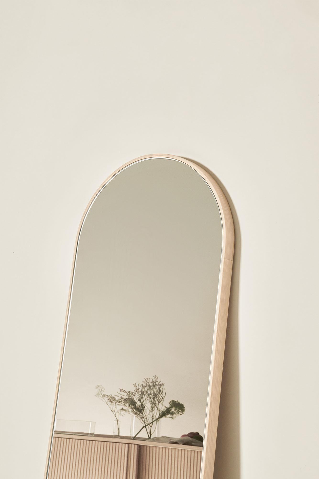 Sesto Ovaler Spiegel aus Massivholz, Eschenholz in natürlicher Oberfläche, zeitgenössisch (Geölt) im Angebot