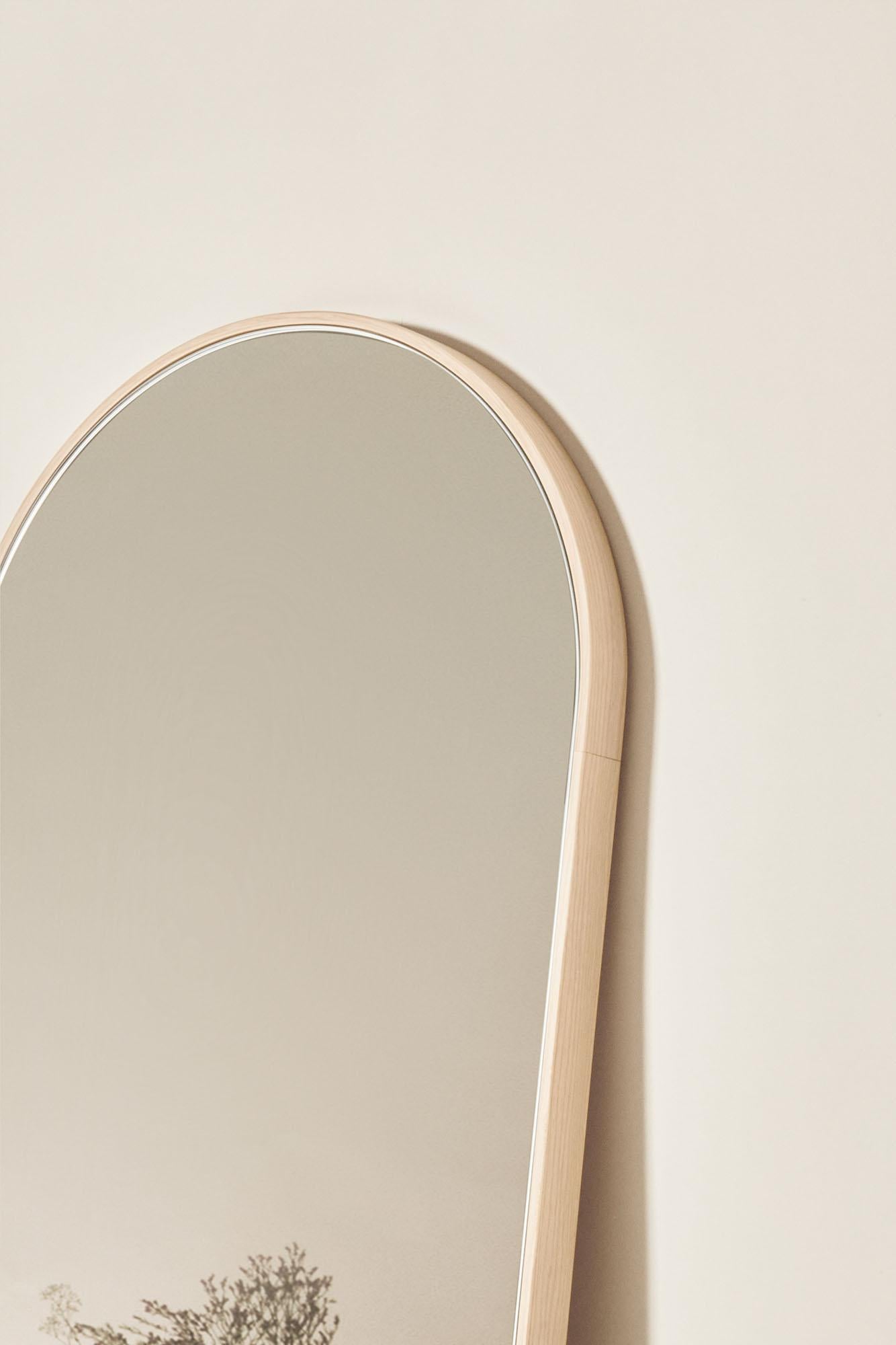 Sesto Ovaler Spiegel aus Massivholz, Eschenholz in natürlicher Oberfläche, zeitgenössisch im Zustand „Neu“ im Angebot in Cadeglioppi de Oppeano, VR