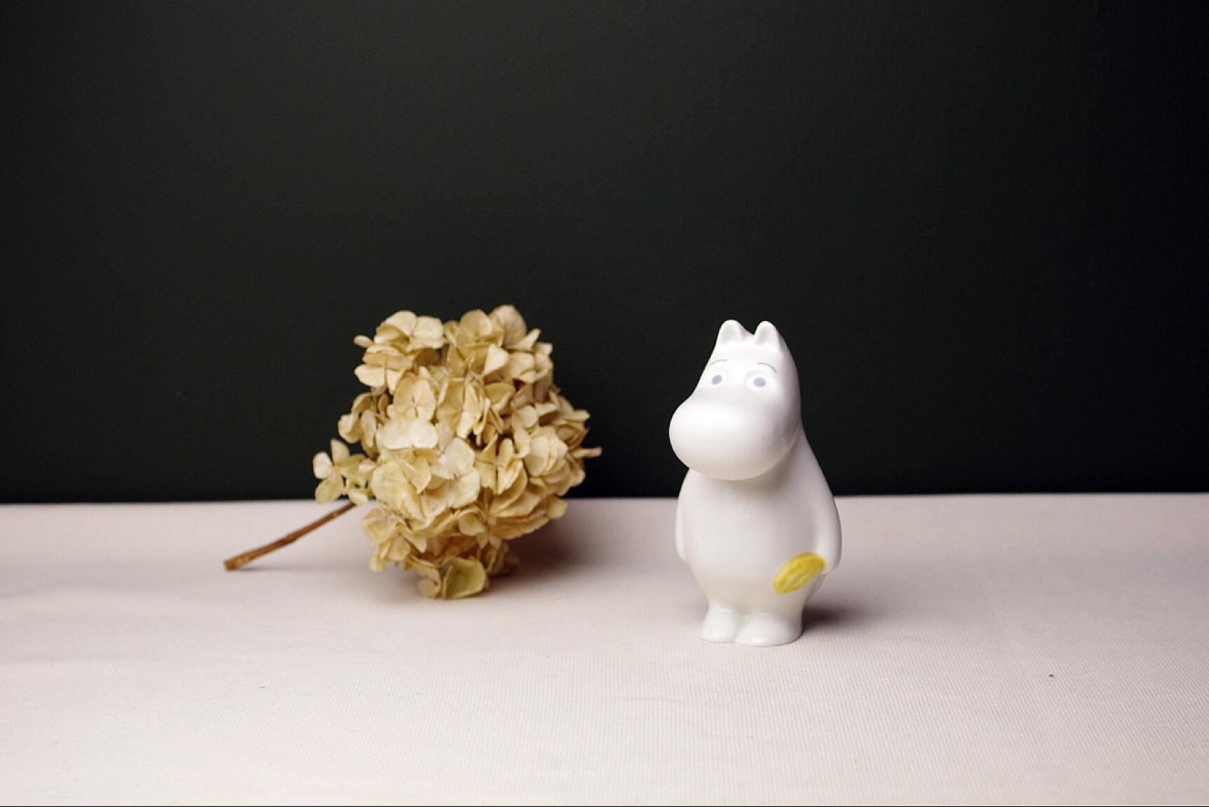 Product Description:
This Moomin figure was designed by the lifelong partner of Tove Jansson, Tuulikki Pietilä for Arabia. The figures are not in production anymore. This Moomin figure is made from porcelain and was in production from 1990 tot