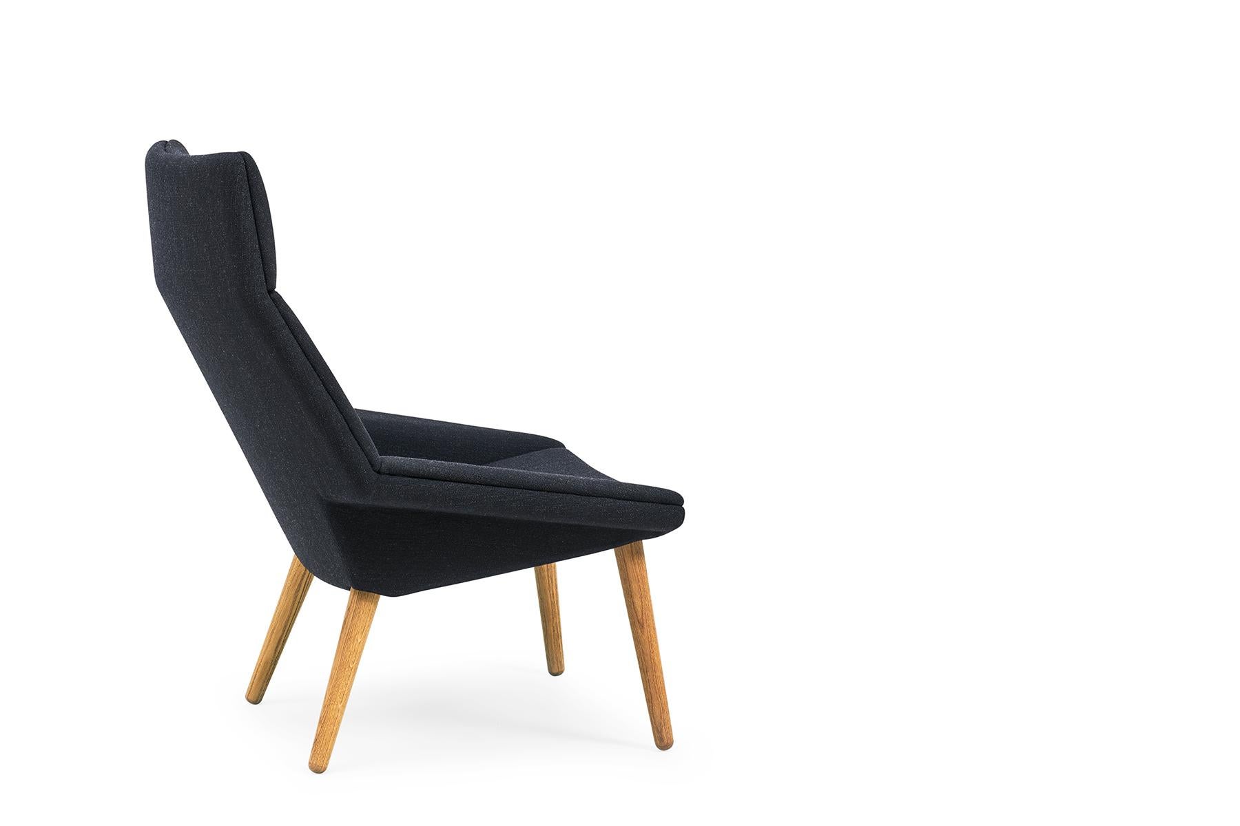 Der 1955 von Nanna & Jørgen Ditzel entworfene Sessel Tux ist eine wunderbare Ergänzung für jedes moderne Zuhause oder Büro. Der Stuhl wird in der GETAMA-Fabrik im dänischen Gedsted von erfahrenen Tischlern nach traditionellen skandinavischen