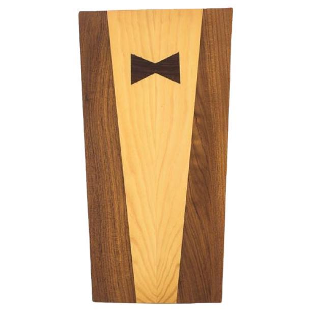 Die Tuxedo Assorted Wood Serving Platter von Kunaal Kyhaan ist eine exklusive Geschirrserie, die die Silhouette eines gut gekleideten Gentleman nachbildet. Die Tuxedo-Platte eignet sich perfekt für die Bewirtung von Freunden und für ausgedehnte