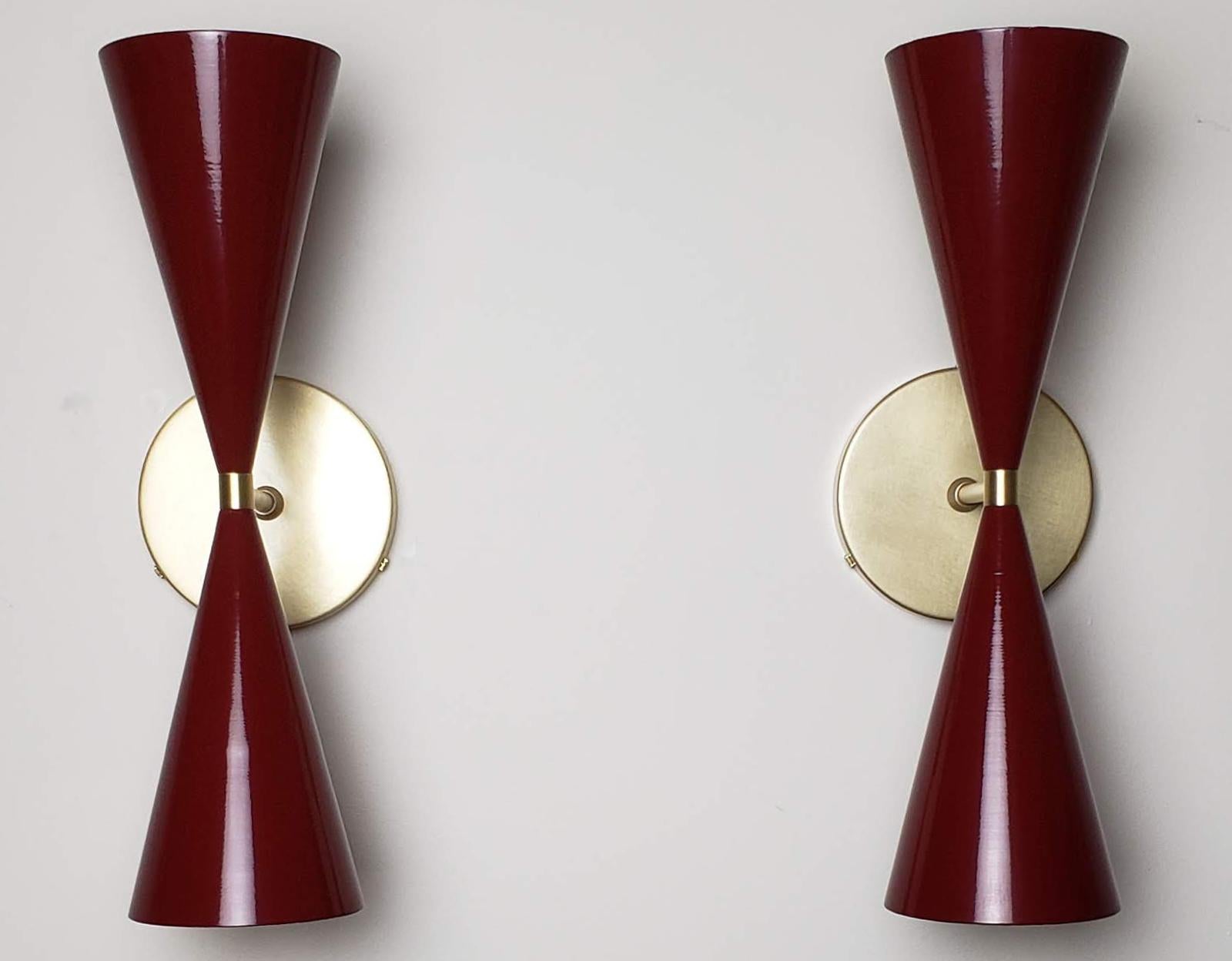 L'applique murale ou liseuse Tuxedo présentée en laiton naturel et abat-jour en aluminium filé émaillé rouge sang brillant, fabriquée à NYC par Blueprint Lighting, 2018. Ce design est fortement influencé par le modernisme français et italien du