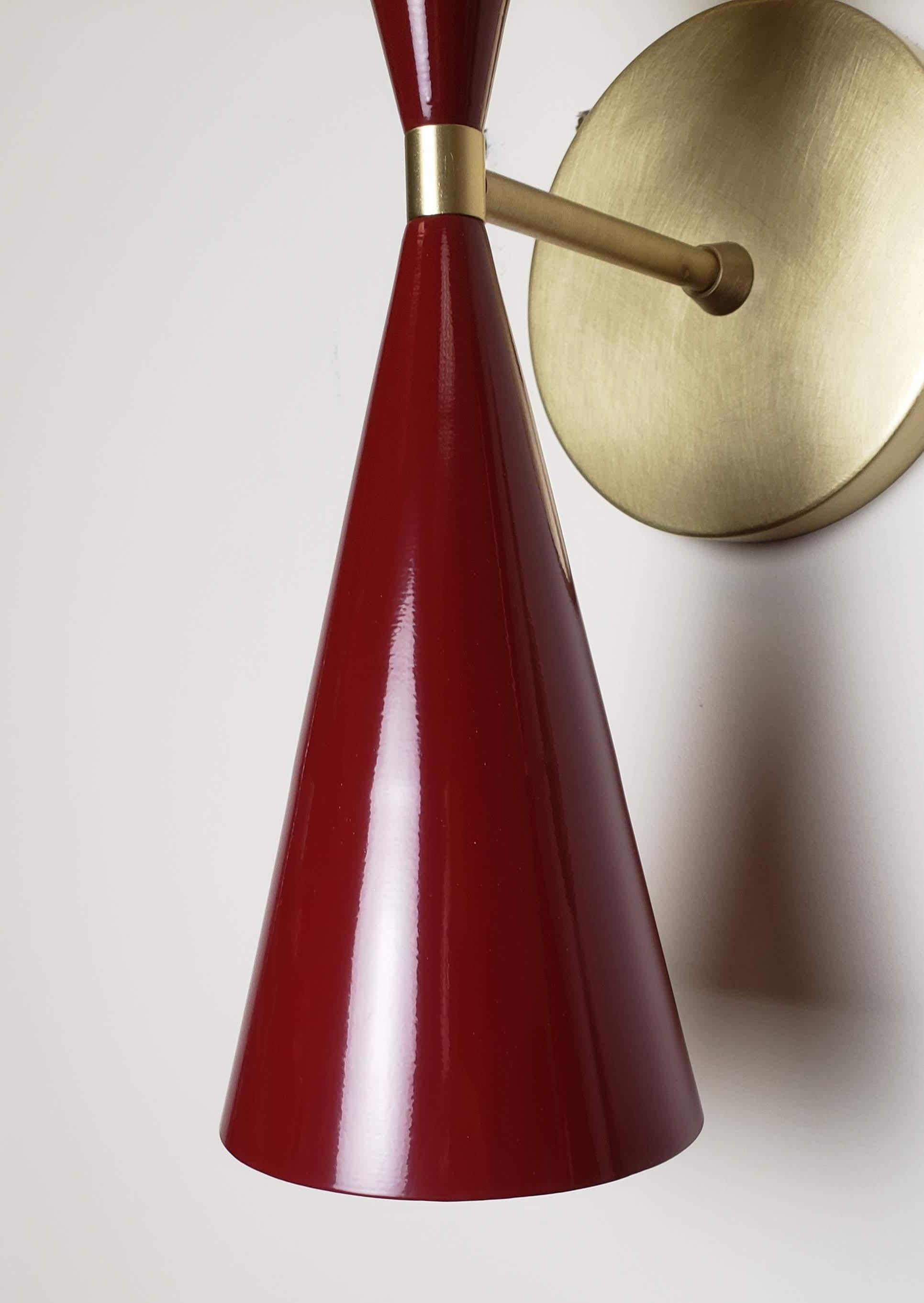 Moderne Applique murale de smoking en laiton + émail rouge sang  par Blueprint Lighting Nyc