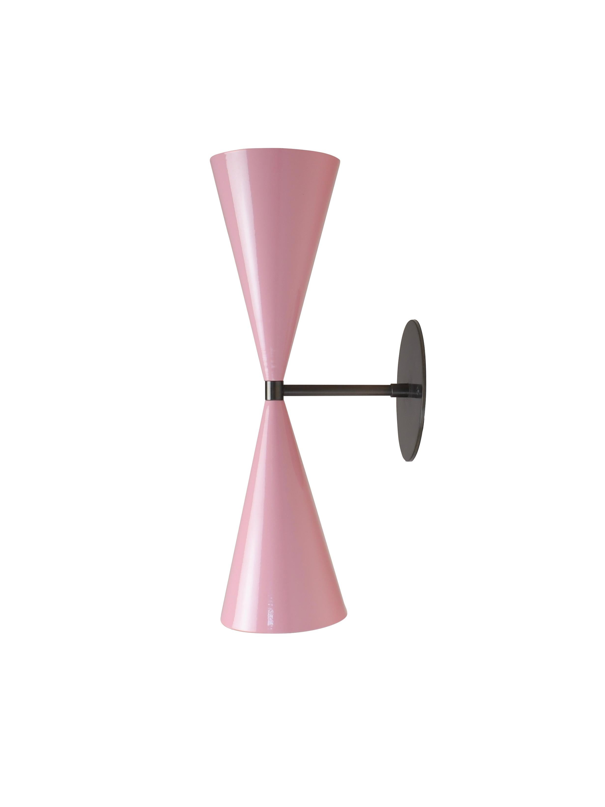 Die Tuxedo Wandleuchte oder Leseleuchte von Blueprint Lighting, 2018. Dieses Design ist stark vom französischen und italienischen Mid-Century Modernismus beeinflusst.

Die abgebildete Emaille ist unsere Farbe Tickled und die Beschläge sind in Dark
