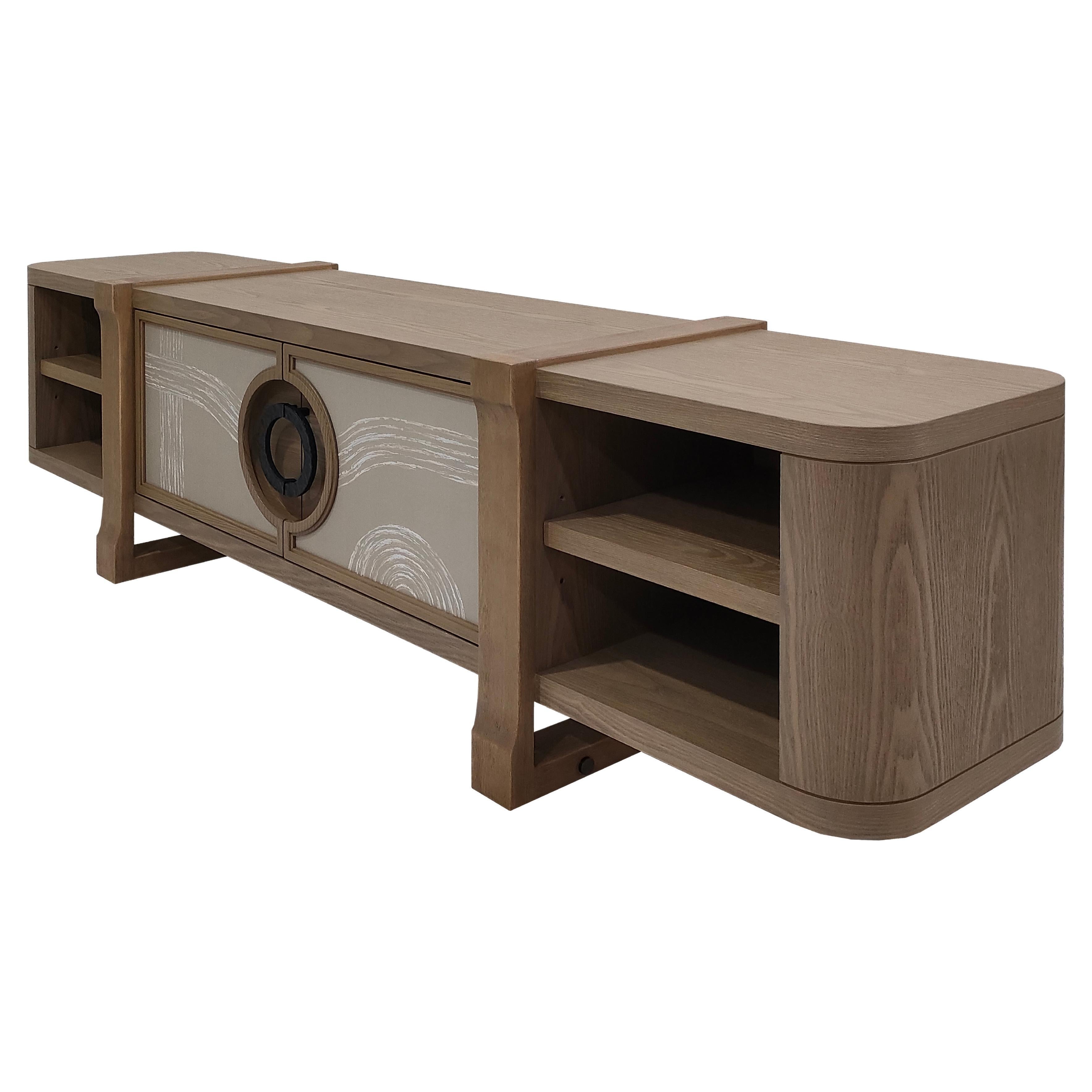 Realizzato in legno massiccio di frassino, il cassetto è dotato di una maniglia in bronzo caste realizzata su misura, insieme a un paio di ante in seta dipinte a mano e create in collaborazione con il rinomato artigiano inglese de gournay studio.

