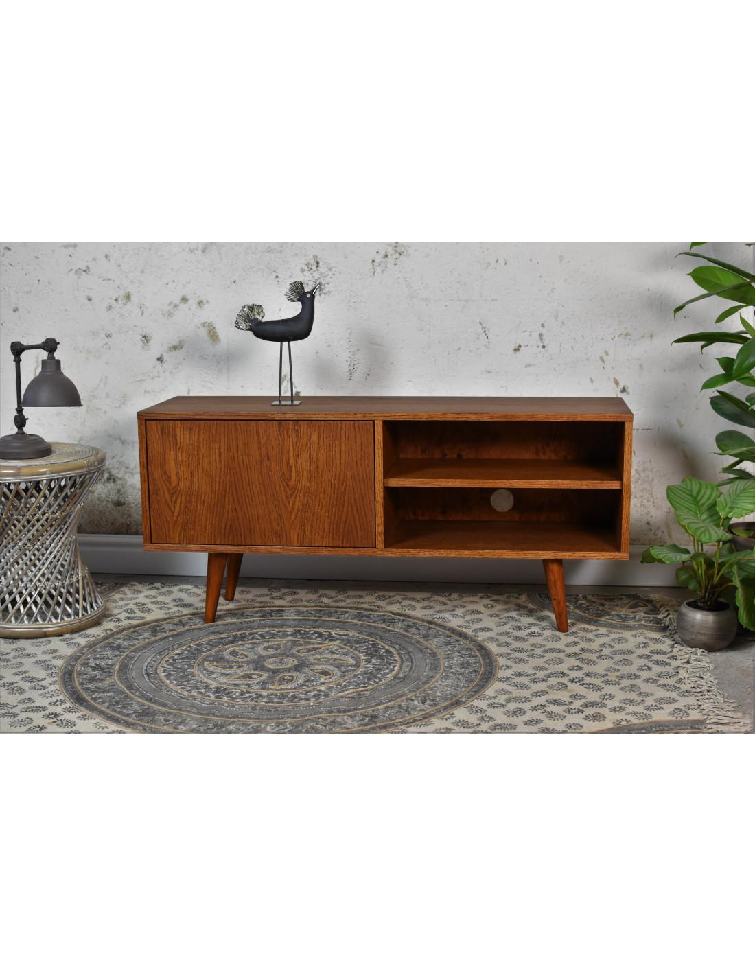 Mini meuble TV par Pastform
Dimensions : D 35 x L 100 x H 55 cm.
MATERIAL : Bois teinté et verni.

Disponible en différentes couleurs de bois : Whisky, Rhum, BPA, Nobel, Brandy, Schwarz, Nevada, Honey, Dark Brown et Natura. Disponible en trois