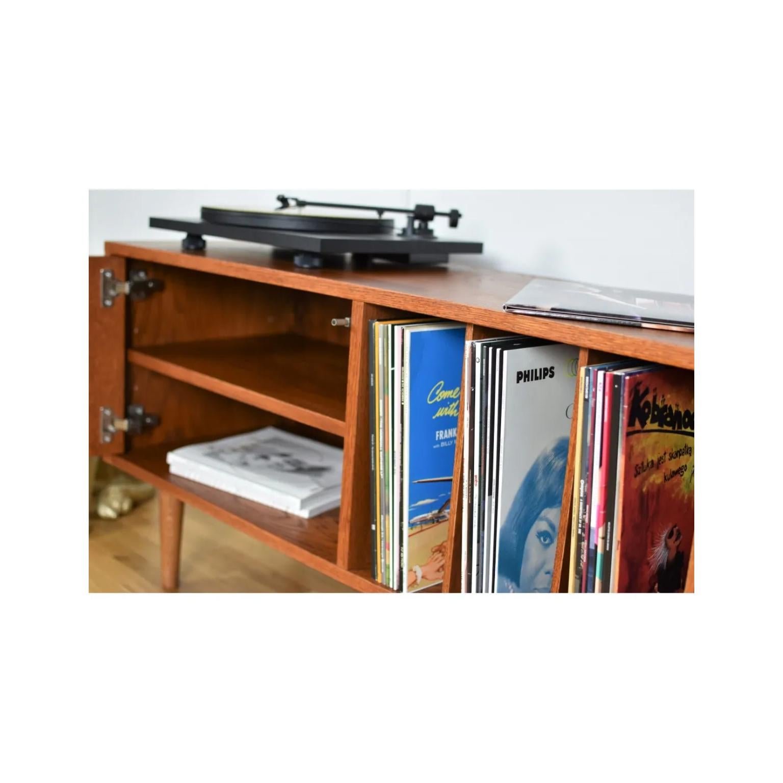 Kleiner TV-Mini-Schrank aus Vinyl von Pastform
Abmessungen: T 35 x B 90 x H 57 cm.
MATERIALIEN: Gebeiztes und lackiertes Holz.

Erhältlich in verschiedenen Holzausführungen: Whiskey, Rum, BPA, Nobel, Brandy, Schwarz, Natura, Honig, Dunkelbraun,