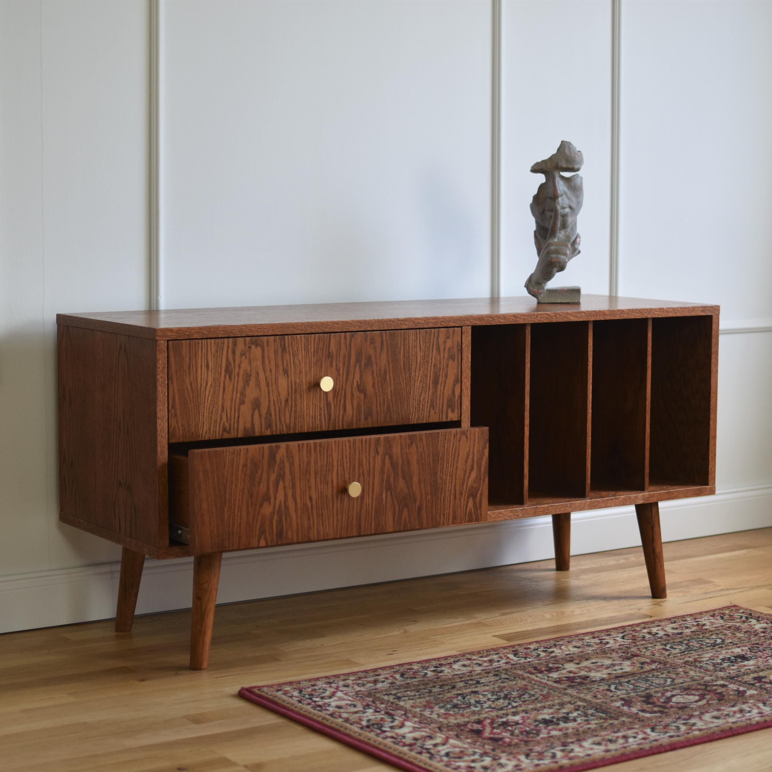 Kleiner TV-Mini-Schrank aus Vinyl mit Schubladen von Pastform
Abmessungen: T 35 x B 100 x H 57 cm.
MATERIALIEN: Gebeiztes und lackiertes Holz.

Erhältlich in verschiedenen Holzausführungen: Whiskey, Rum, BPA, Nobel, Brandy, Schwarz, Natura, Honig,