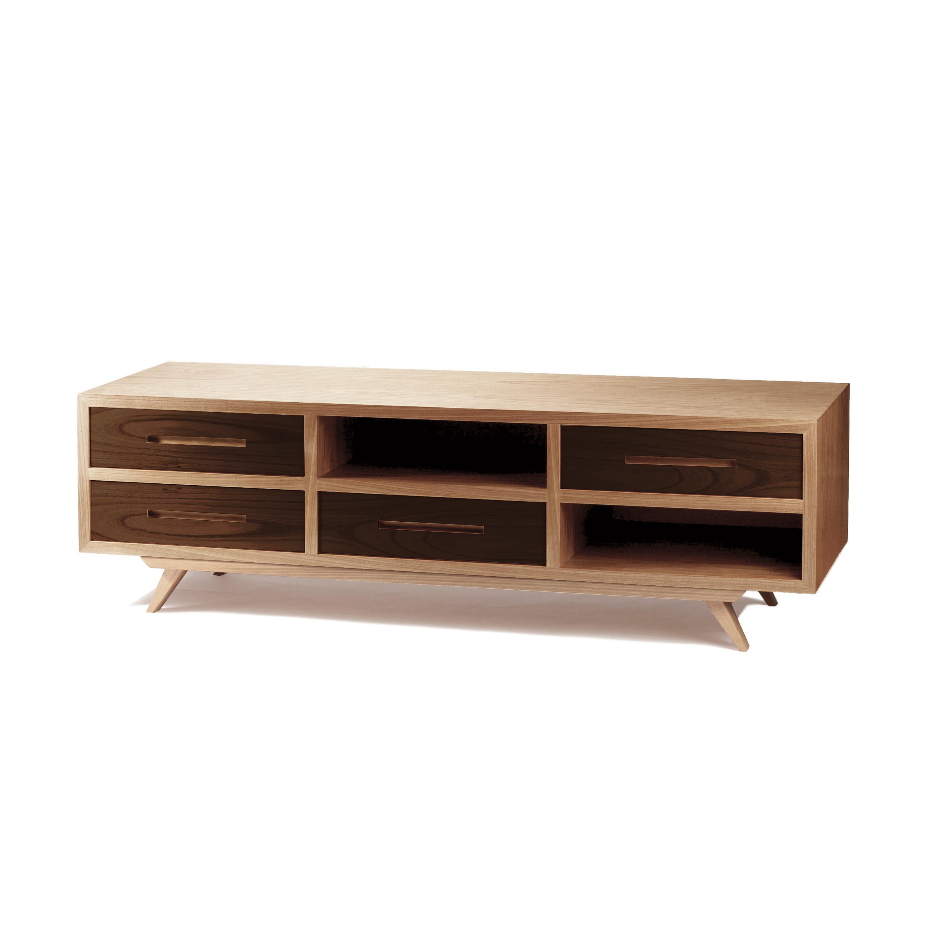 Le meuble TV Space est un produit de haute qualité de Mambo Unlimited Ideas, fabriqué en chêne naturel et en placage de contreplaqué de noyer naturel. Il comporte quatre tiroirs et deux étagères et s'inspire clairement du design midcentury, avec des