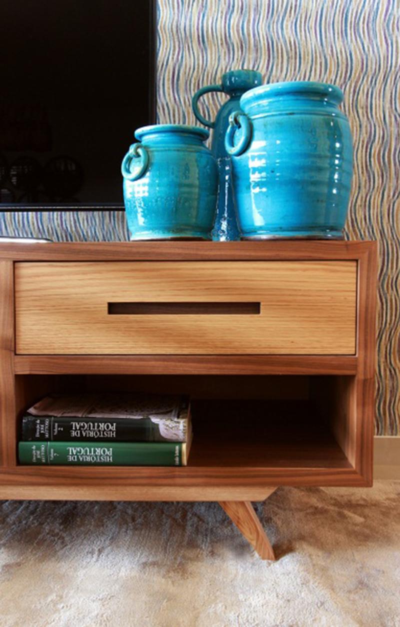 Mid-Century Modern Pupitre de télévision en noyer et chêne en vente