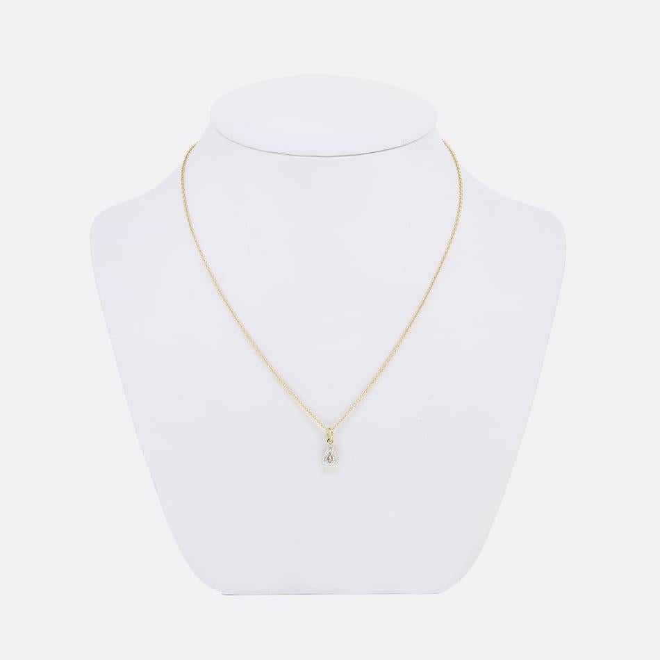 Questa è una bellissima collana con ciondolo di diamanti. Il ciondolo è caratterizzato da un diamante trilione incastonato in stile georgiano, realizzato in oro giallo 18 ct e argento e sospeso su una catena da 16 pollici.
Questa collezione si