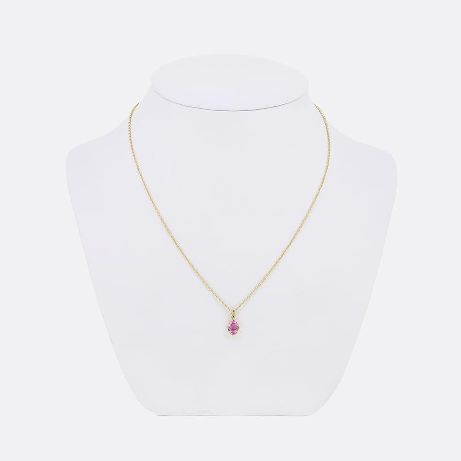 Questa è una bellissima collana con ciondolo a forma di zaffiro. Il ciondolo presenta uno zaffiro rosa taglio ovale incastonato, realizzato in oro giallo 18 ct e sospeso su una catena da 16 pollici.
Questa collezione si ispira a pezzi vittoriani e