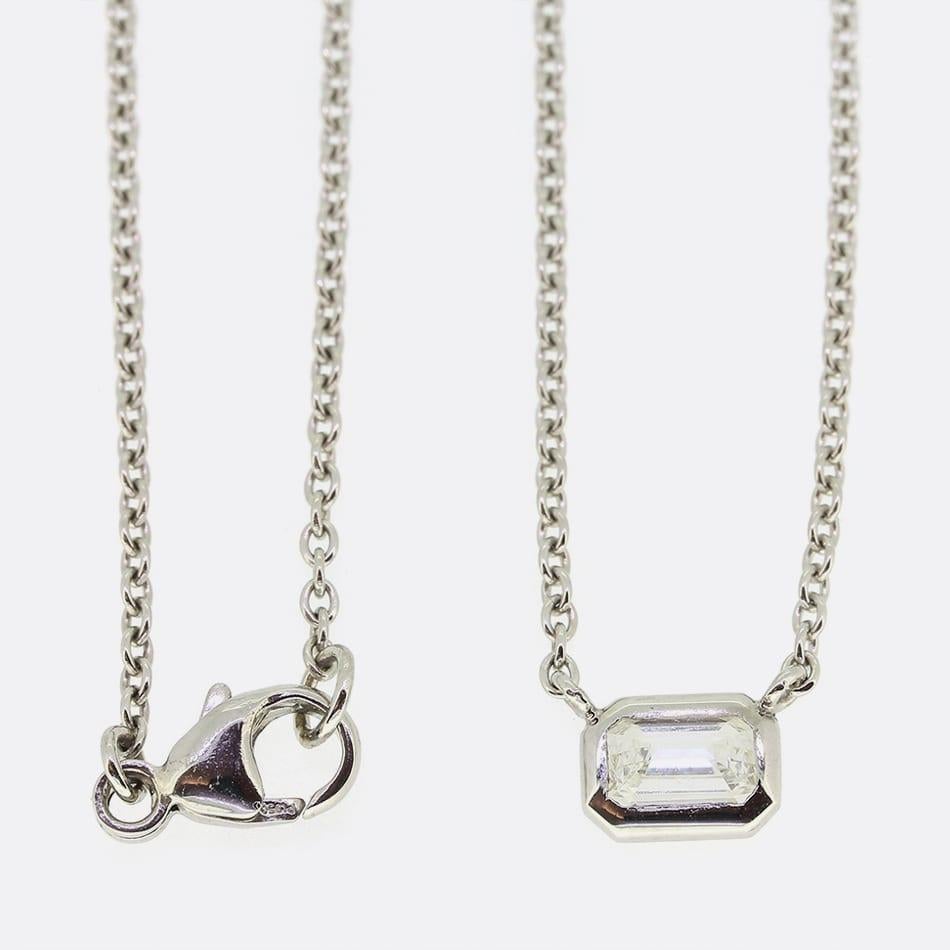 Il s'agit d'un magnifique collier pendentif en diamant certifié. Le pendentif est orné d'un diamant de taille émeraude serti sur un chaton et réalisé en platine. Il est suspendu à une chaîne de 15 cm.
Cette collection s'inspire de pièces