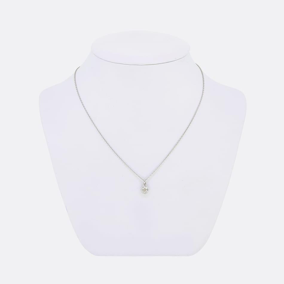 Questa è una bellissima collana con ciondolo di diamanti. Il ciondolo è caratterizzato da un'incastonatura in stile georgiano con un diamante taglio cuscino, realizzato in platino e sospeso su una catena da 16 pollici.
Questa collezione si ispira a