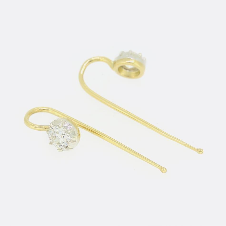 Il s'agit d'une magnifique paire de boucles d'oreilles en diamant. Chaque boucle d'oreille est ornée d'un diamant de taille ancienne serti dans une monture de style géorgien en argent et en or jaune 18ct. Les boucles d'oreilles sont dotées d'un fil