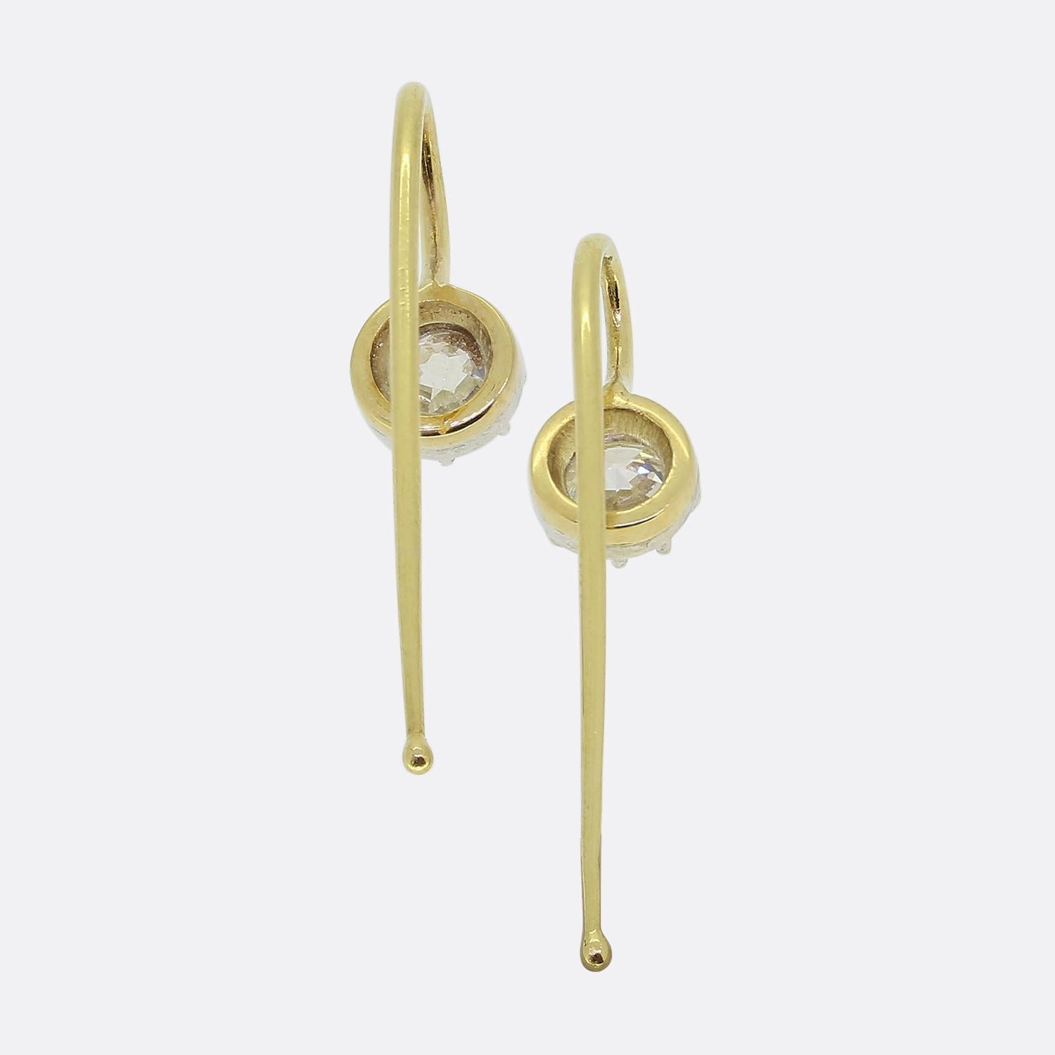 Se trata de un hermoso par de pendientes de diamantes. Cada pendiente lleva un diamante redondo facetado talla mina antigua engastado en una montura de estilo georgiano tallada en plata y revestida de oro amarillo de 18 ct. Los pendientes tienen