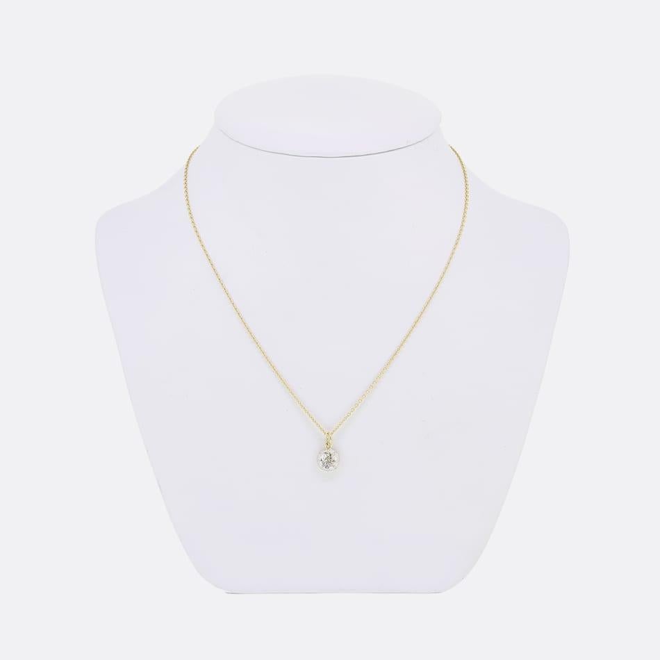 Il s'agit d'un magnifique collier à pendentifs en diamants. Le pendentif est orné d'un diamant taille coussin de style géorgien, en or jaune 18 carats et en argent, suspendu à une chaîne de 16 pouces.

Cette collection s'inspire de pièces