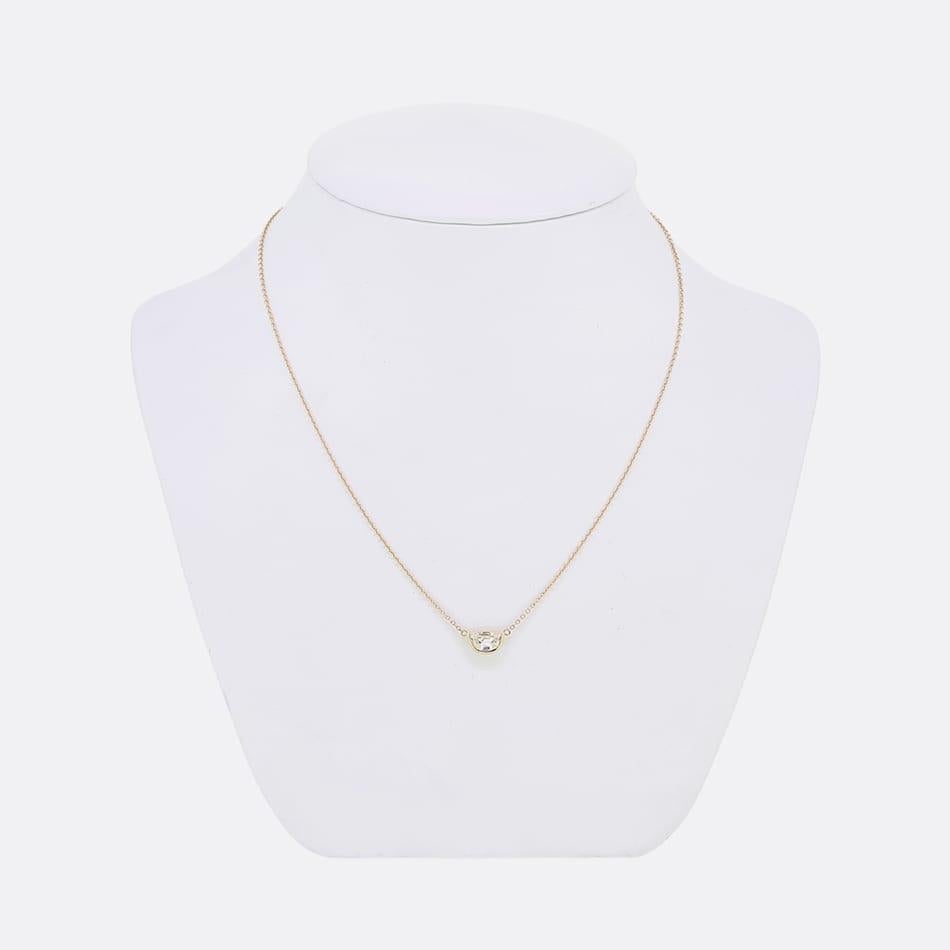 Il s'agit d'un magnifique collier pendentif en diamant certifié. Le pendentif est orné d'un diamant lunaire serti en halo, réalisé en or rose 18ct et suspendu à une chaîne de 16 pouces.
Cette collection s'inspire de pièces victoriennes et