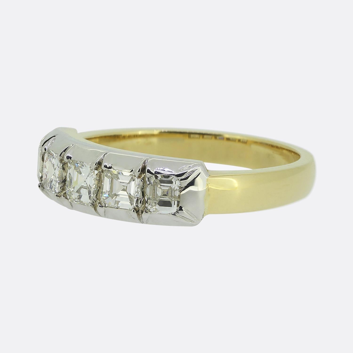 Hier haben wir einen entzückenden Diamantring mit fünf Steinen. Der Ring präsentiert eine Fassung im georgianischen Stil mit fünf Diamanten im Asscher-Schliff, die in einer einzigen Linie auf der Vorderseite gefasst sind. Die Steine sind in Farbe