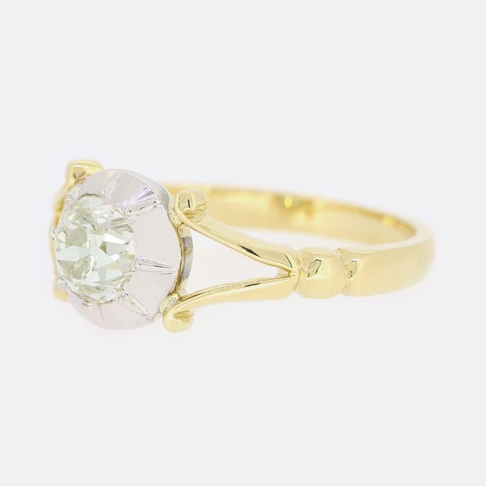 Se trata de un precioso anillo solitario de diamantes. El anillo presenta una talla de estilo georgiano engastada con un diamante talla antigua, elaborado en plata con una banda de oro amarillo dividida en el hombro.
Esta colección se inspira en