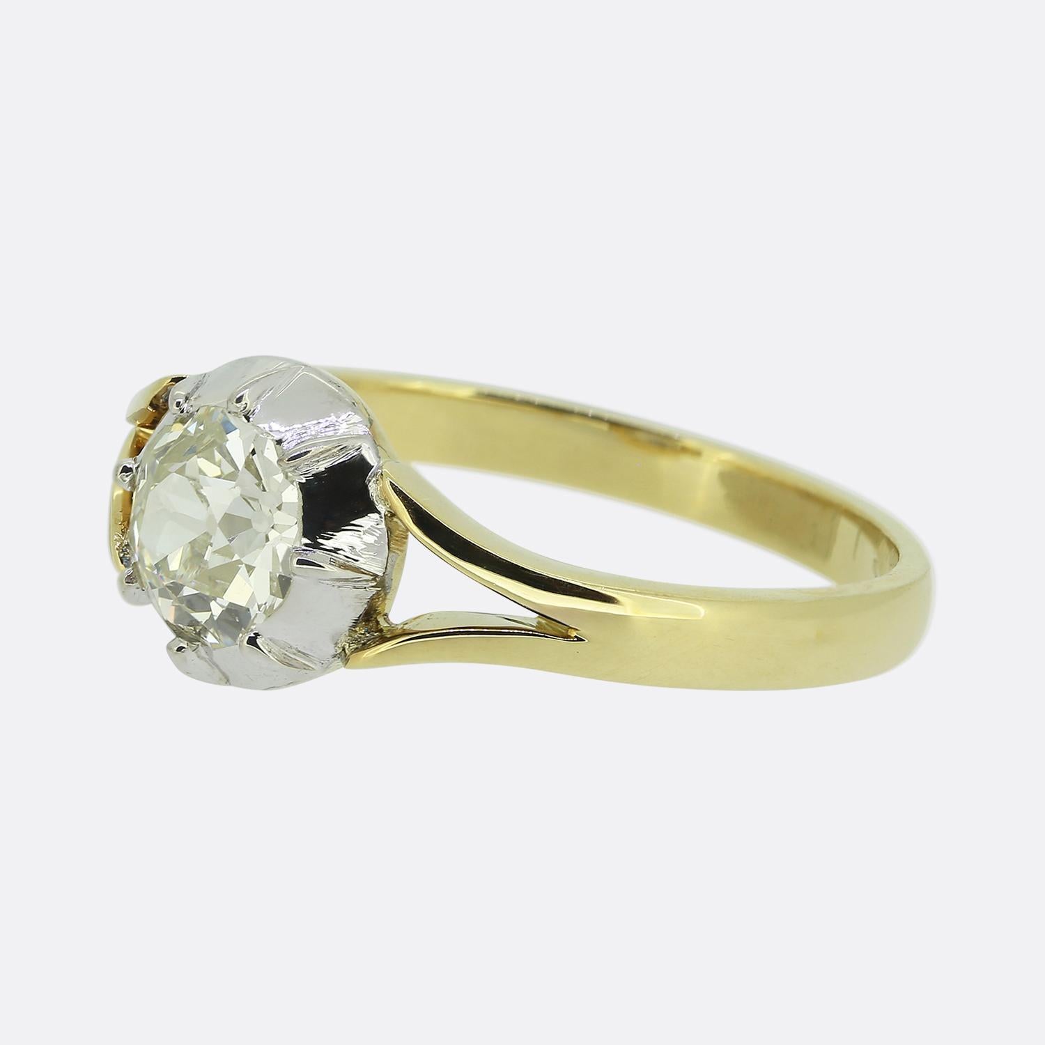 Nous avons ici une magnifique bague solitaire en diamant. La bague a été fabriquée à partir d'une combinaison d'or jaune 18ct et d'argent, rendant ainsi hommage à un style popularisé pendant les périodes victorienne et géorgienne. Une monture à huit