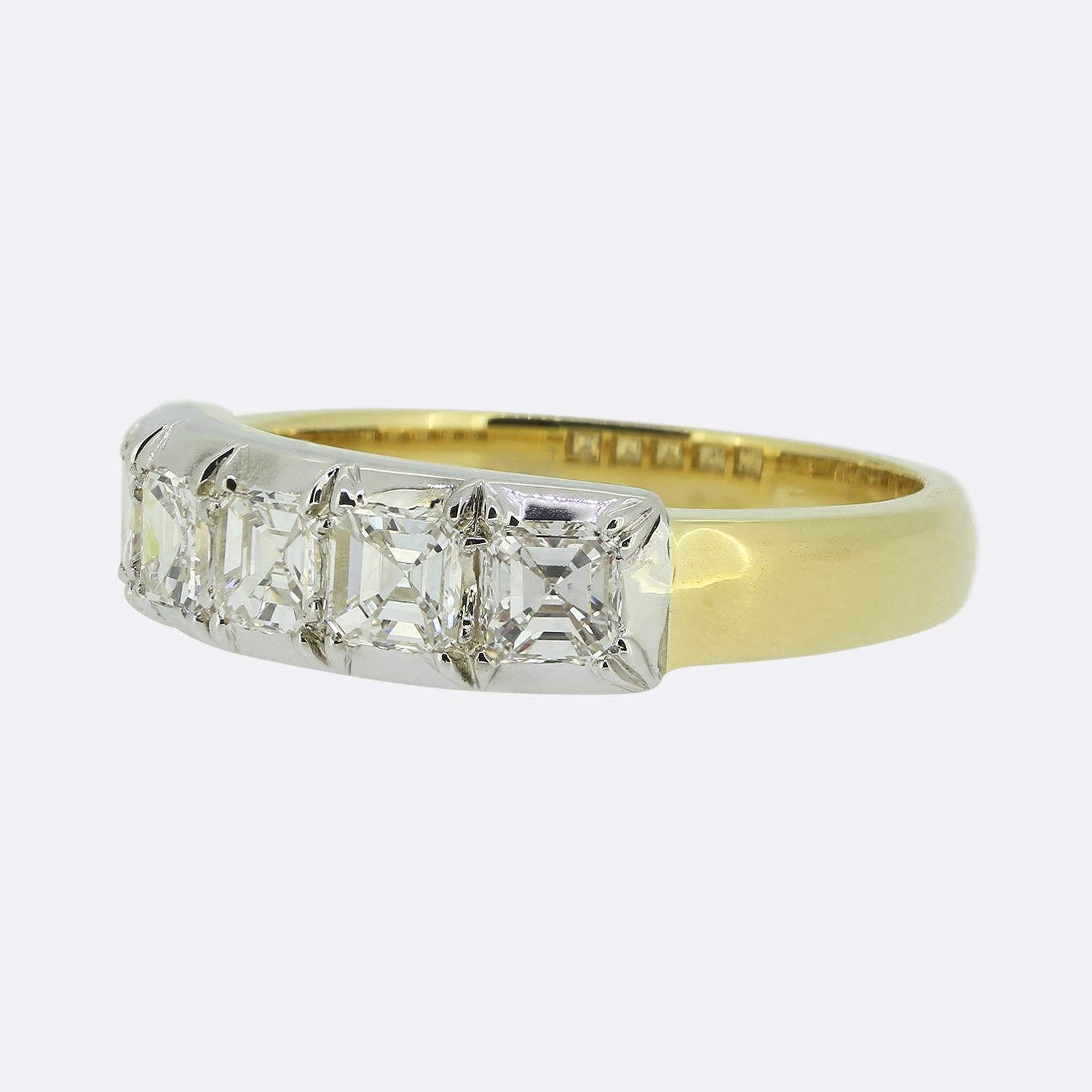 Hier haben wir einen wunderschönen Diamantring mit fünf Steinen. Dieser Ring verfügt über eine Fassung im georgianischen Stil mit fünf Diamanten im Asscher-Schliff, die in einer einzigen Linie auf der Vorderseite gefasst sind und in Bezug auf Farbe,