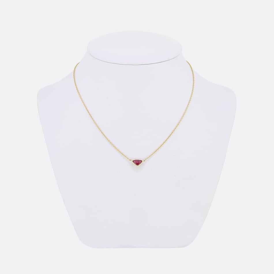 Questa è una bellissima collana con ciondolo di rubino. Il ciondolo presenta un rubino taglio trillion incastonato, realizzato in oro giallo 18ct e sospeso su una catena di 14 pollici.

Questa collezione si ispira a pezzi vittoriani e georgiani e