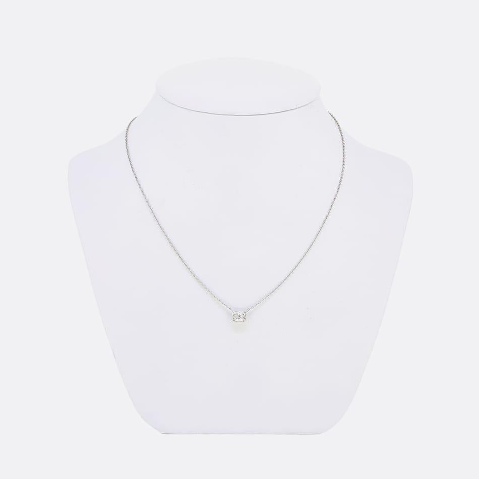 Questa è una bellissima collana con diamante certificato. Il ciondolo presenta un diamante taglio radiante incastonato, realizzato in platino e sospeso su una catena da 16 pollici.
Questa collezione si ispira a pezzi vittoriani e georgiani e tutte
