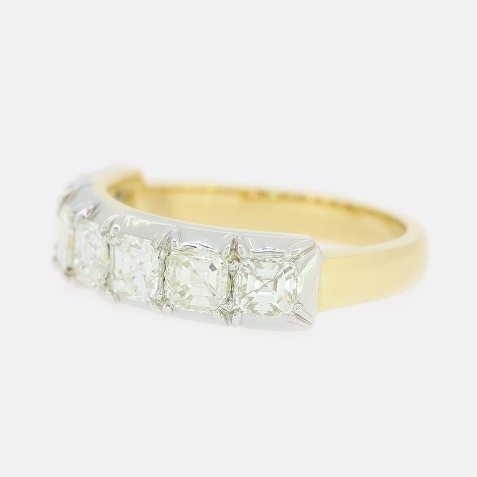 Il s'agit d'une magnifique bague à sept pierres en diamant. La bague présente une monture de style géorgien avec sept diamants de taille asscher. Elle a été fabriquée en argent avec un anneau en or jaune. Les diamants ont été parfaitement assortis