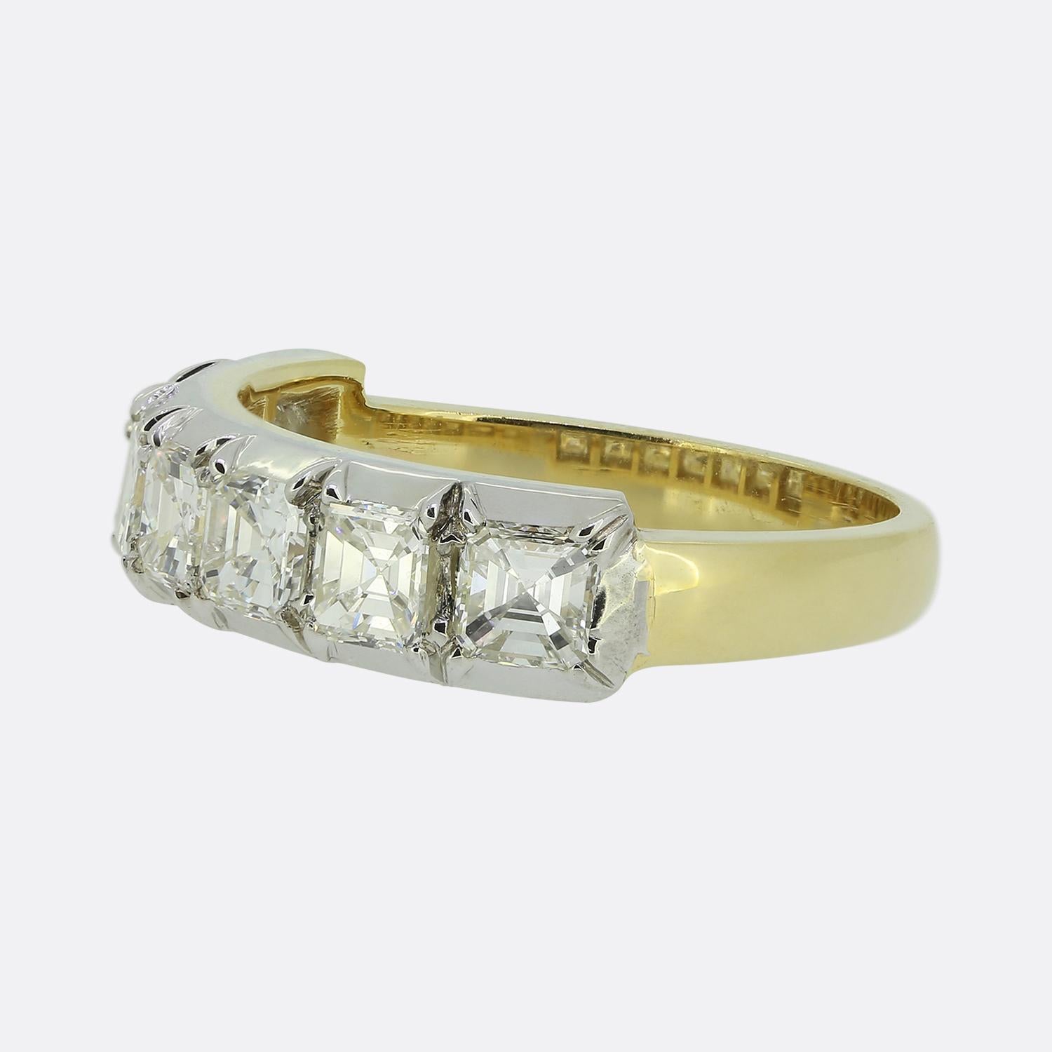 Hier haben wir einen atemberaubenden Diamantring mit sieben Steinen. Der Ring verfügt über eine Fassung im georgianischen Stil mit sieben Diamanten im Asscher-Schliff, die in Bezug auf Farbe, Klarheit, Größe und Präsenz hervorragend zusammenpassen.