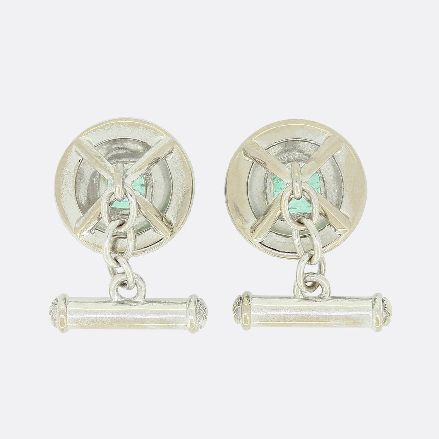 TVJ Manschettenknöpfe mit rundem Smaragd und Diamant (Kissenschliff) im Angebot