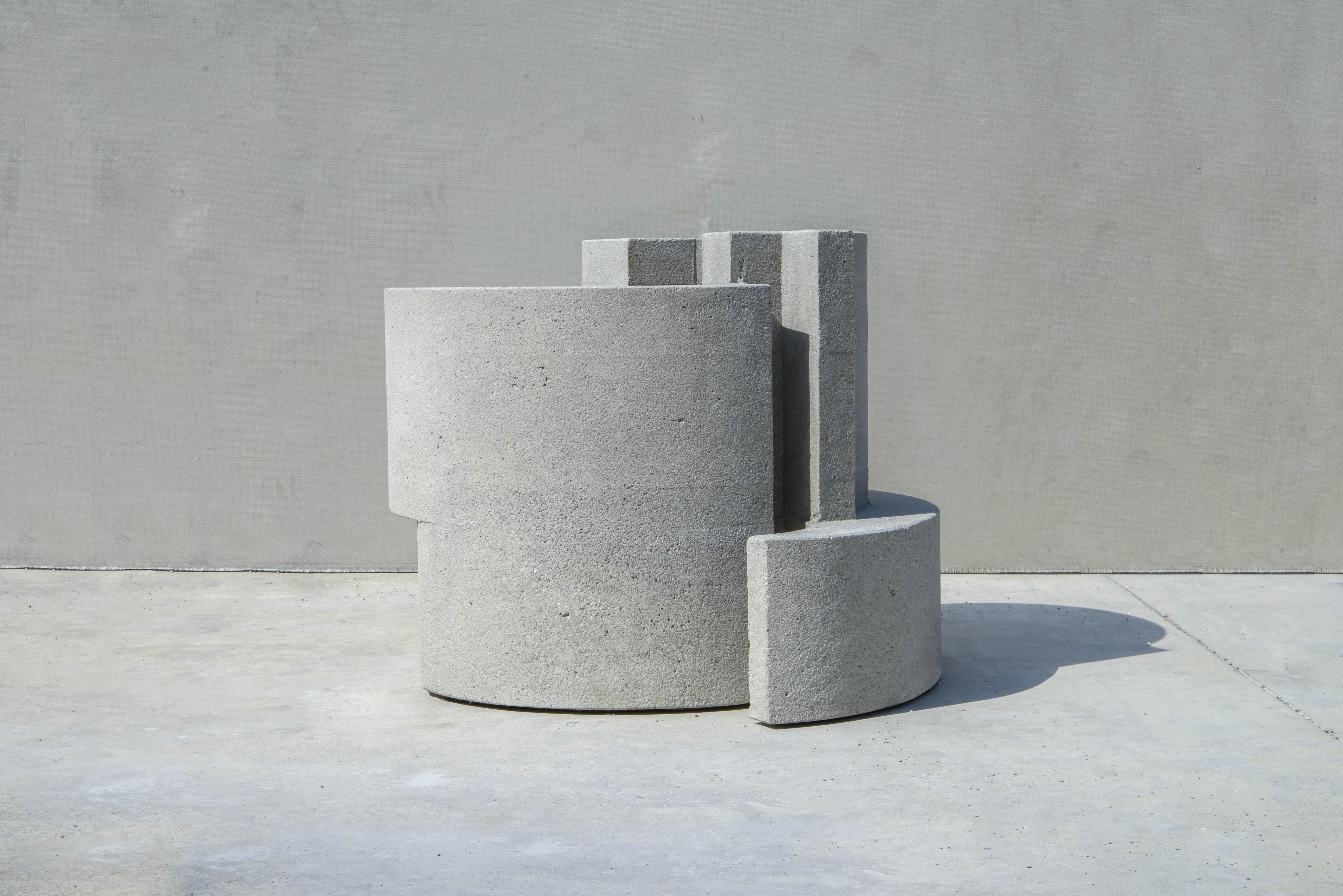A series of sculptural concrete vases.
The strength of the material is juxtaposed to the playful shape of the design, creating a dynamic harmony that enhances the quality of the concrete.
It is suitable for both outdoor and indoor.