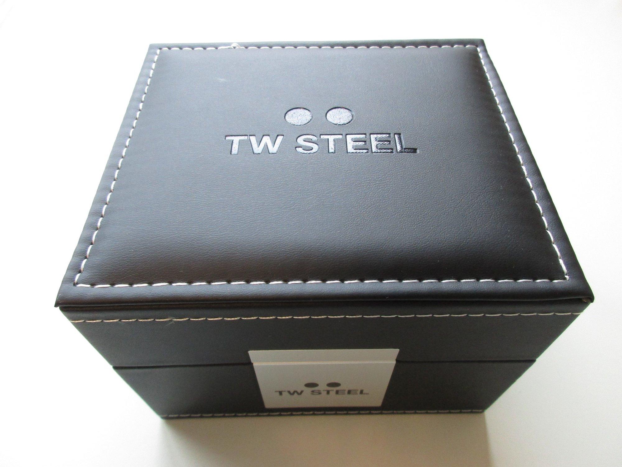 Montre TW Steel 45mm Cadran crème Bracelet cuir italien marron CS100 en vente 1