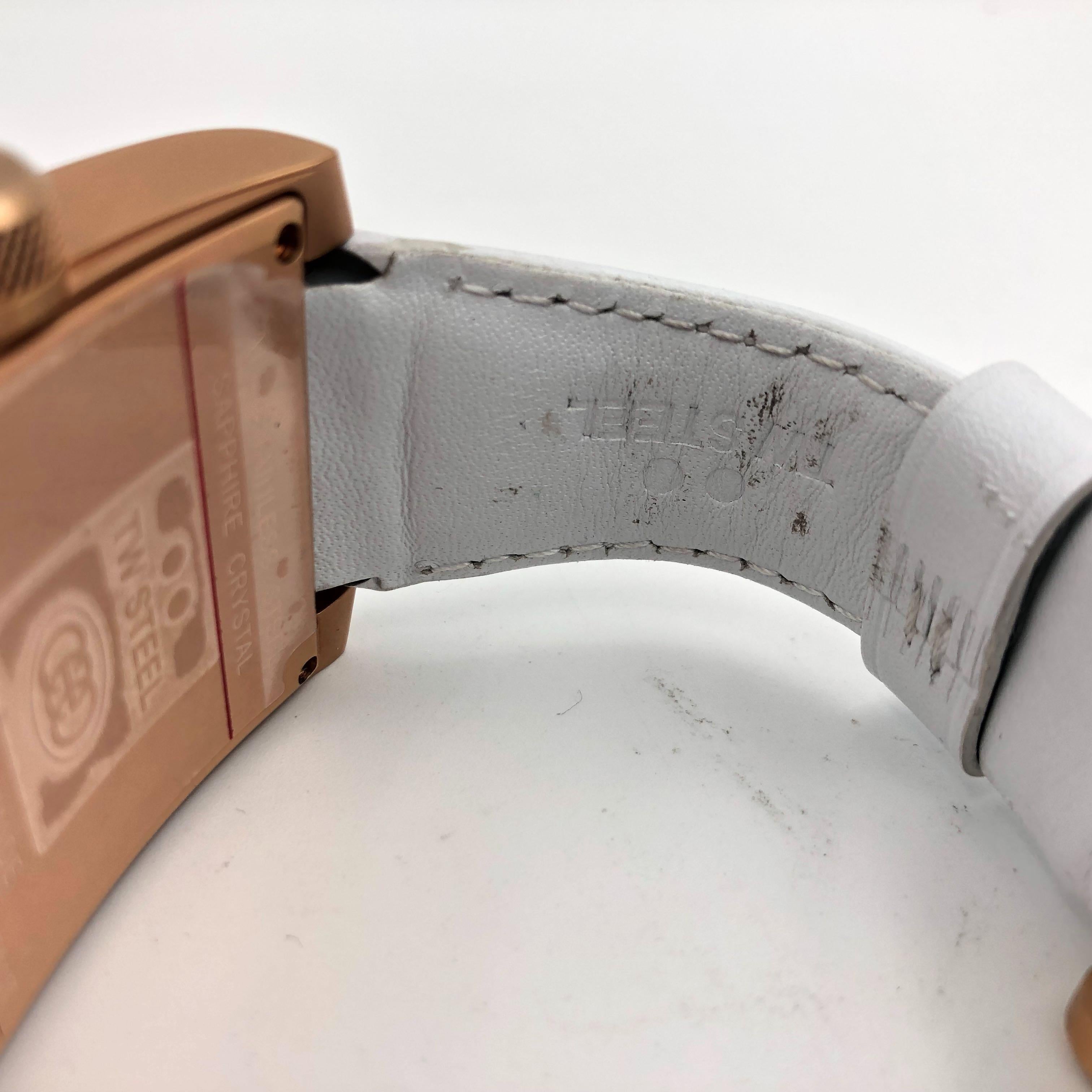 This New With Defects TW Steel CEO Goliath CE3016 is a beautiful Unisex timepiece that is powered by quartz (battery) movement which is cased in a stainless steel case. It has a round shape face, date indicator dial and has hand roman numerals,