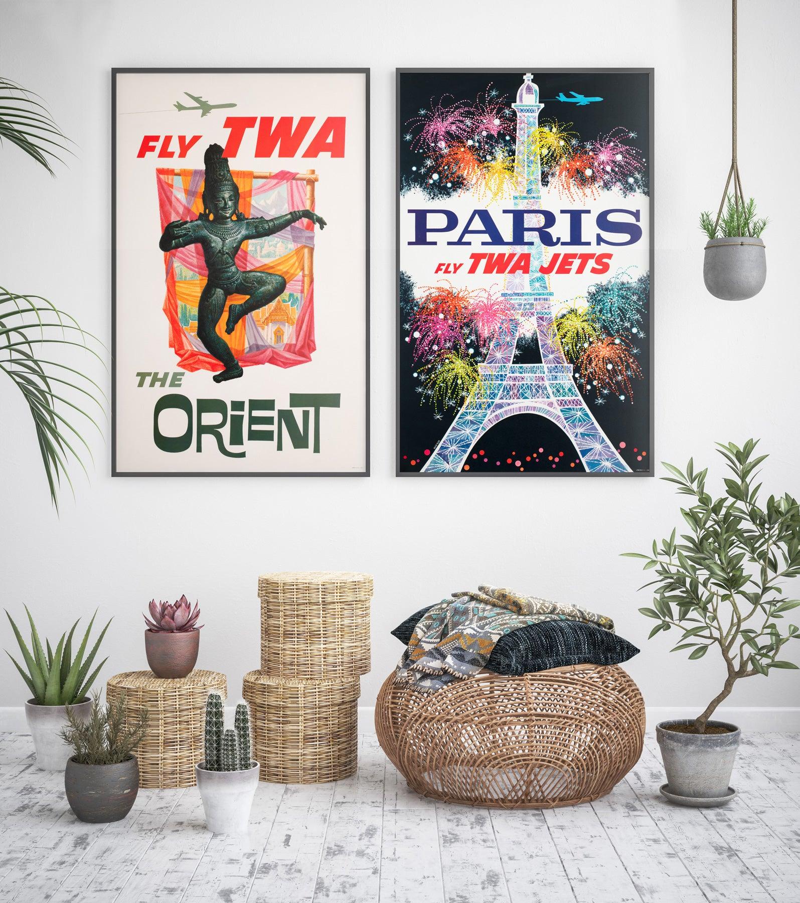 Cette affiche de voyage emblématique des années 1960, Fly TWA - The Orient, a été conçue par le célèbre artiste américain David Klein (1918-2005) pour Trans World Airlines. Cette affiche, qui fait partie d'une série célèbre créée pour la TWA pendant