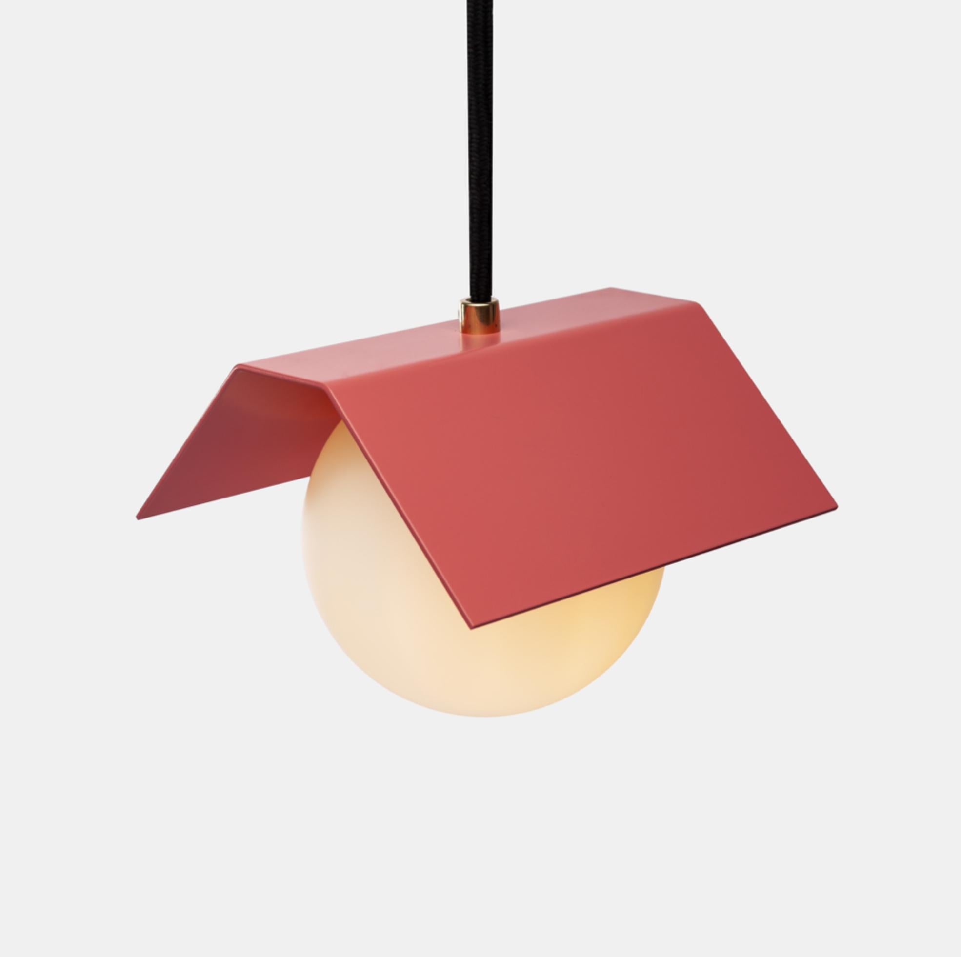 Lampada a sospensione Twain Ex rosa antico di Lexavala
Dimensioni: L 16 x P 16 x H 13 cm 
Materiali: anello in ottone o acciaio inossidabile che tocca il vetro.

Ci sono due lunghezze di coperture per le prese, che si estendono sopra il LED. Due