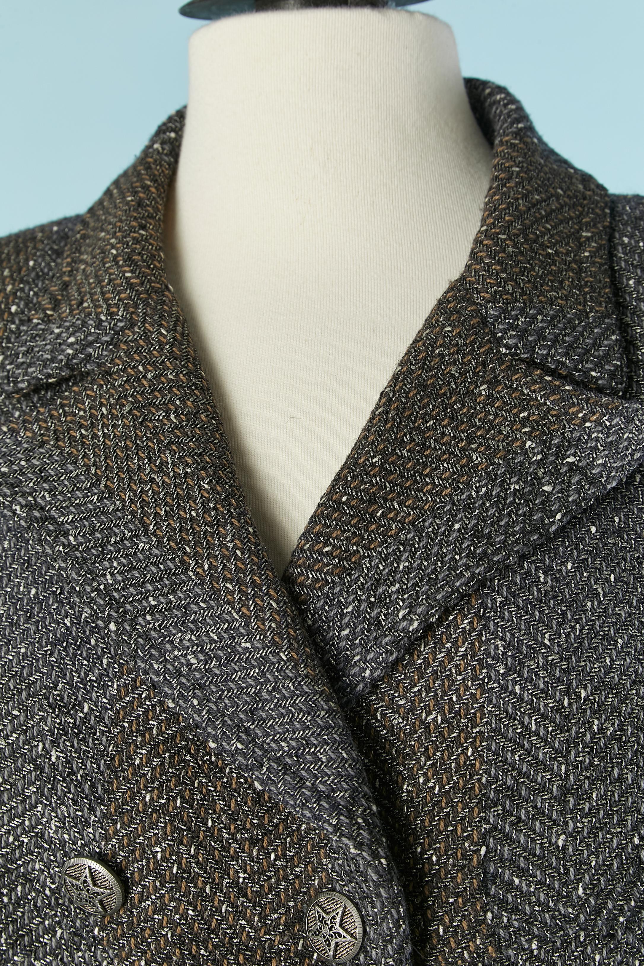 Veste double boutonnage en tweed à chevrons . Il n'y a pas d'étiquette de composition du tissu mais le tissu shel est probablement un mélange de laine et de soie avec des fils d'argent. La doublure de marque est en soie. Pad d'épaule. Bouton et