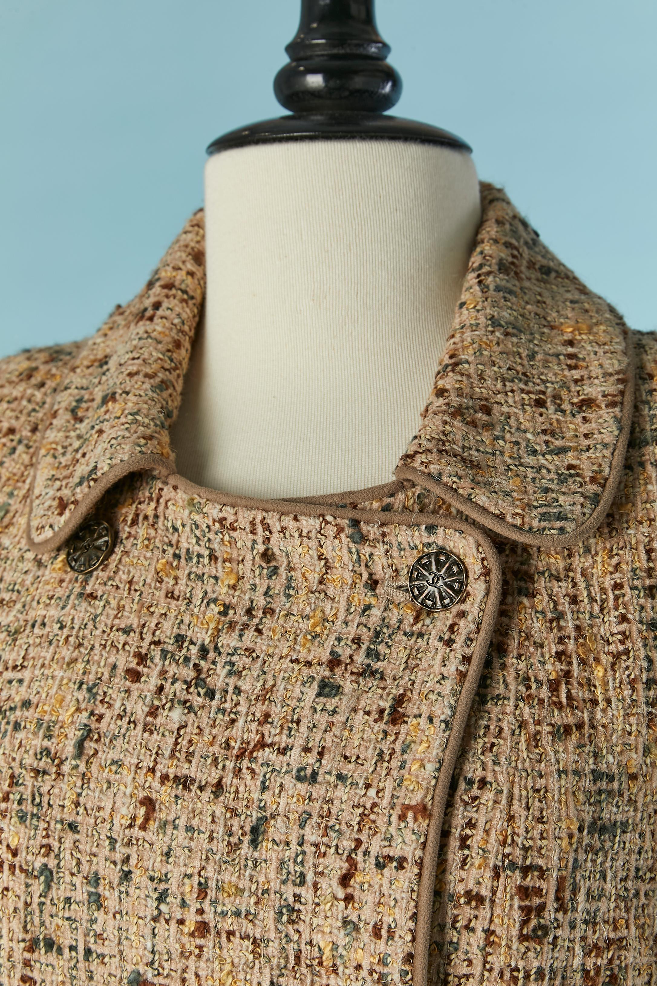 Tweed double breasted jacket with suede piping. Main fabric composition: 80% wool, 20% acrylic. Branded silk lining. 
Shoulder pad. Branded button closure on the middle front. 
SIZE 44 (Fr) L 