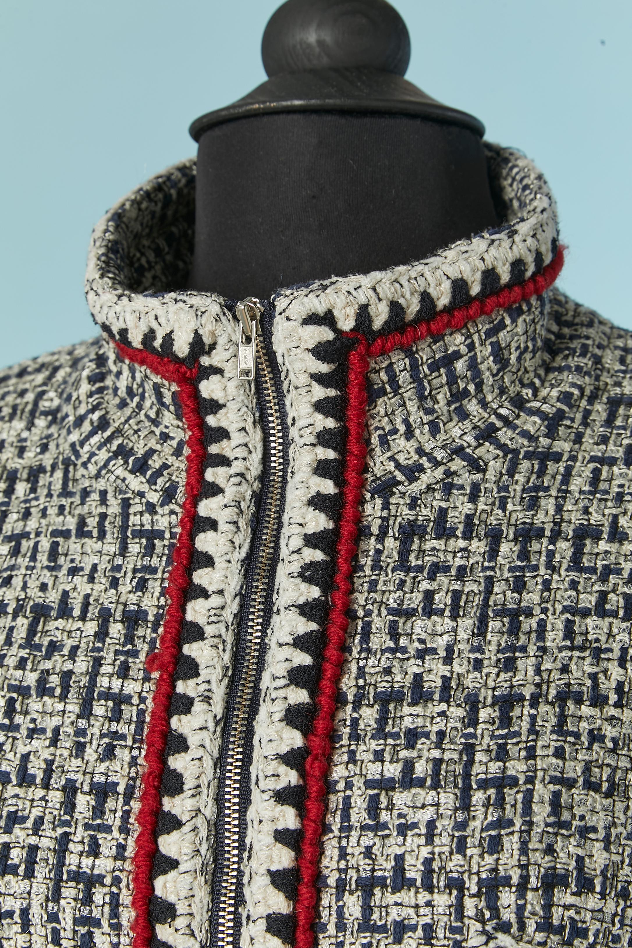 Tweedkleid mit Reißverschluss und Gürtel mit Perlenschnalle. 
Zusammensetzung des Hauptgewebes: 40% Baumwolle, 40% Acryl, 17% Polyamid, 3% Polyester. Zusammensetzung des Futters: 100% Polyester. Tasche auf dem Tier mit goldenen Metallknopf (kein